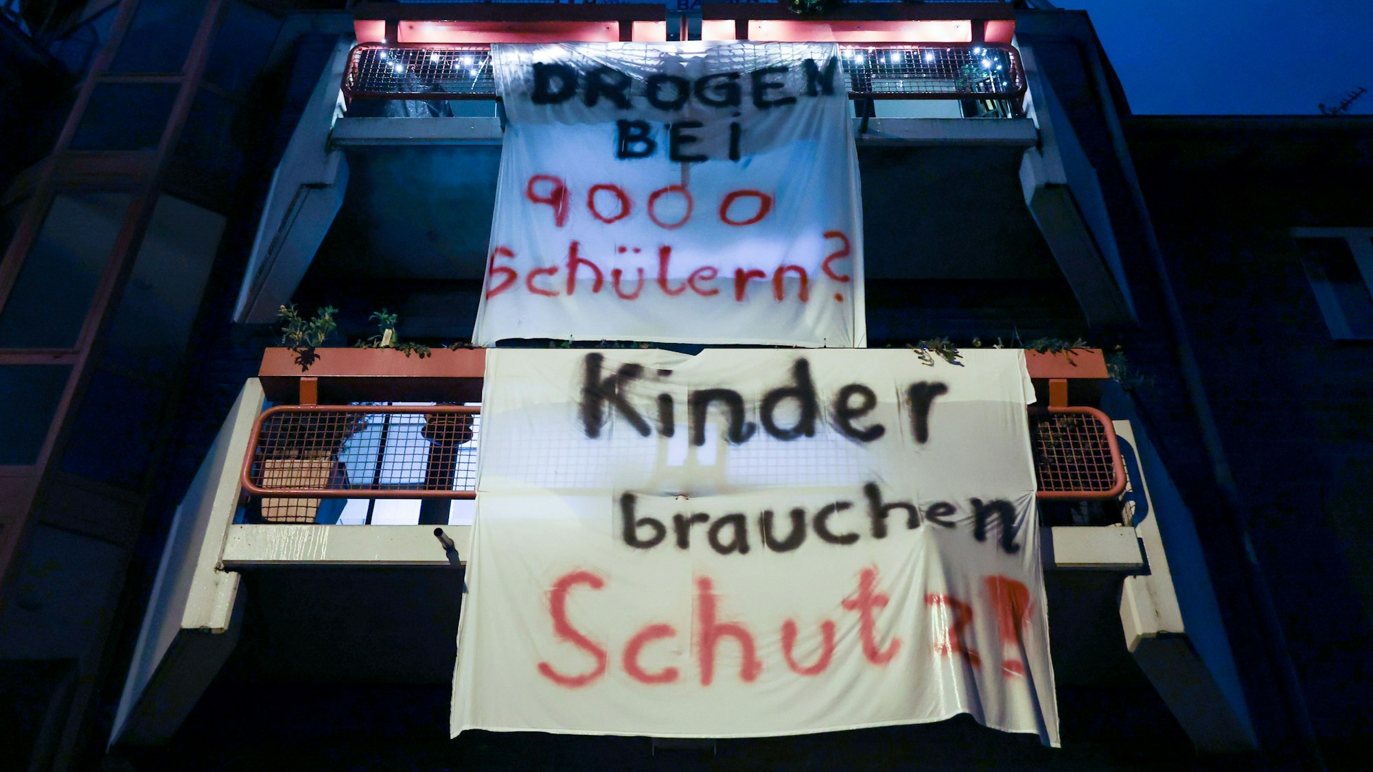 12.01.2026, Köln: Plakate gegen das Drogenkonsumzentrum hängen an Wohnhäusern nahe des geplanten Standort Perlengraben/Wilhelm-Hoßdorf-Straße in Köln. Hunderte Interessierte kommen zur Anwohnerversammlung der IG Pantaleonsviertel zum Thema ‚Widerstand gegen geplantes Drogenkonsumzentrum im Wohnviertel‘ in der Aula des Berufskollegs am Perlengraben in Köln. Foto: Thilo Schmülgen