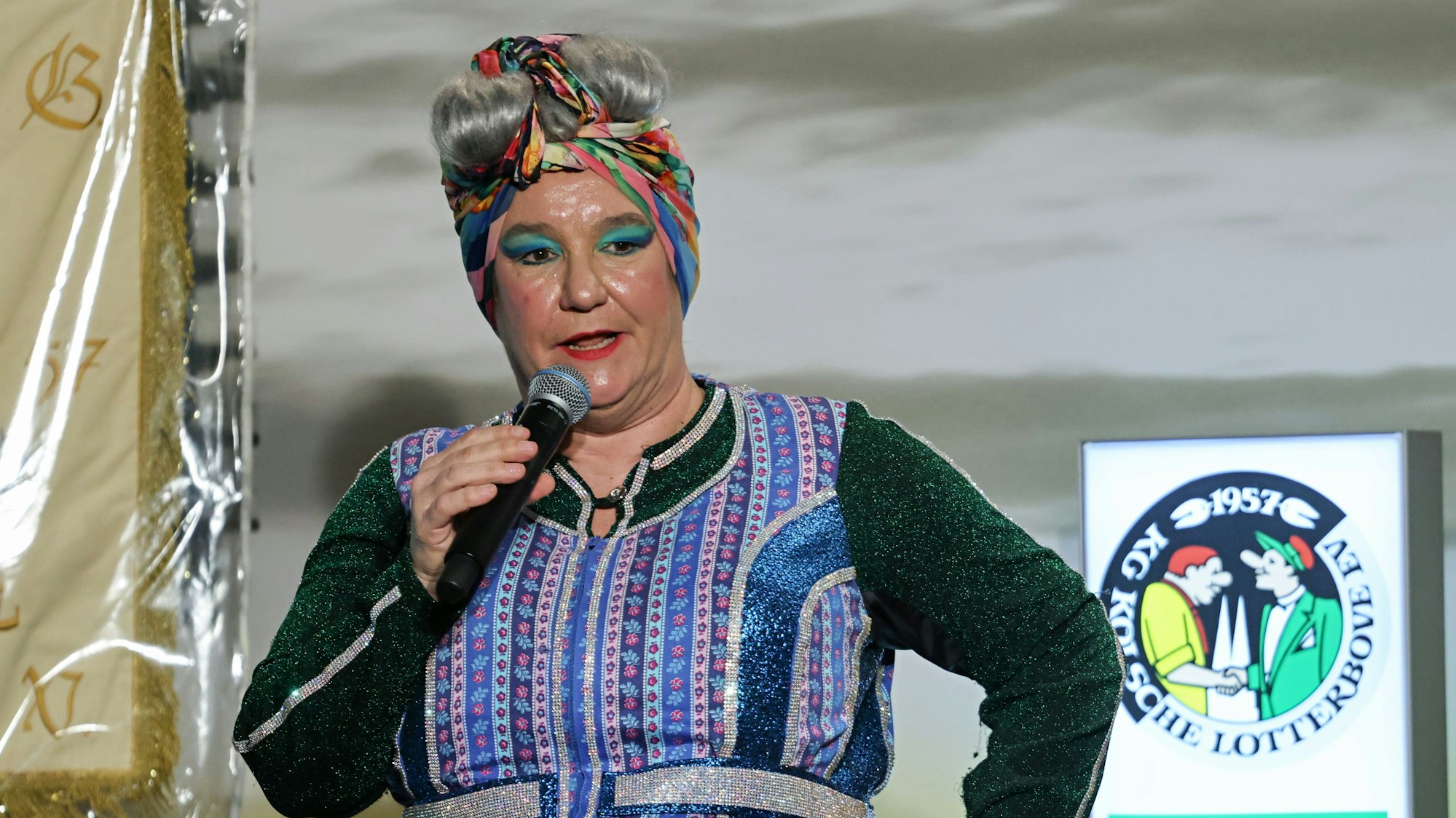 Rednerin Achnes Kasulke steht auf der Bühne.