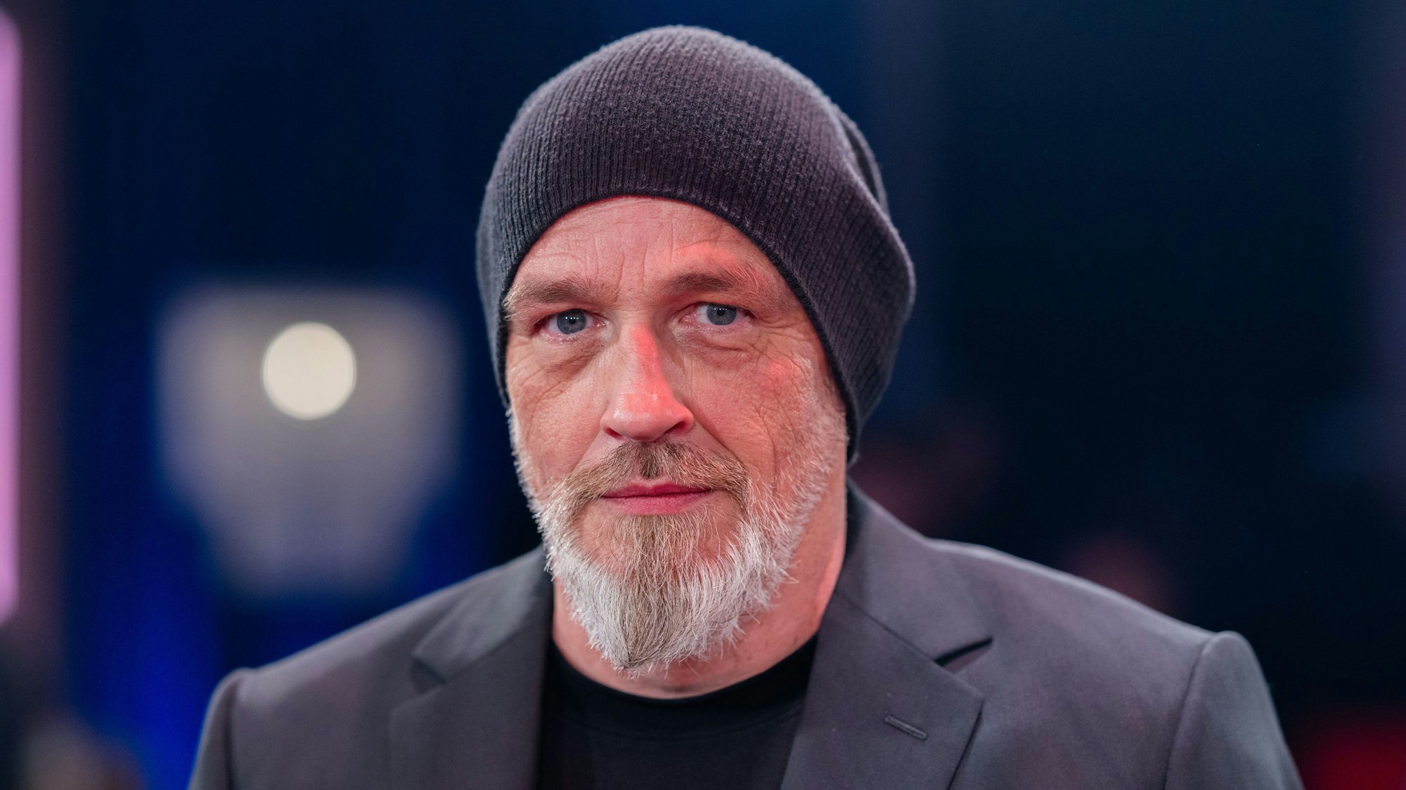 Das Bild zeigt Thorsten Sträter in den Studios des WDR im Stadtteil Bocklemünd nach der Talkshow «Kölner Treff». Foto: Rolf Vennenbernd/dpa