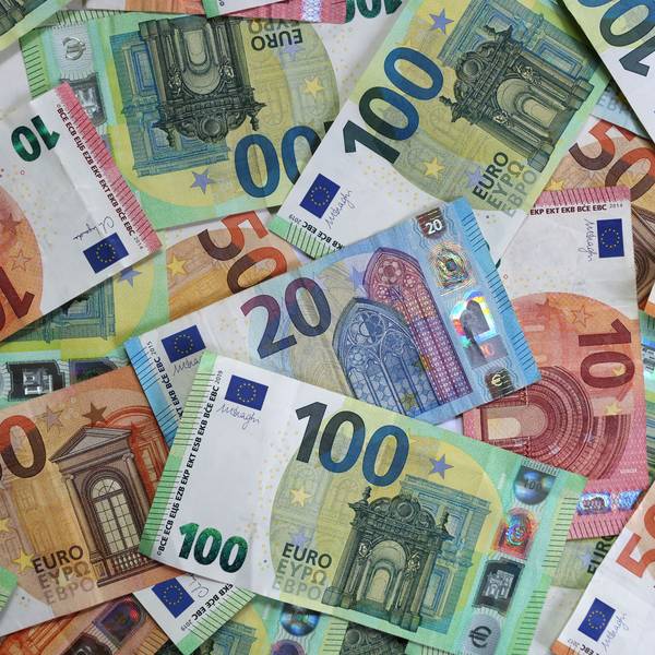 Das Symbolfoto zeigt verschiedene Euro-Geldscheine.