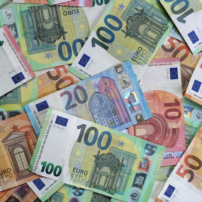 Das Symbolfoto zeigt verschiedene Euro-Geldscheine.
