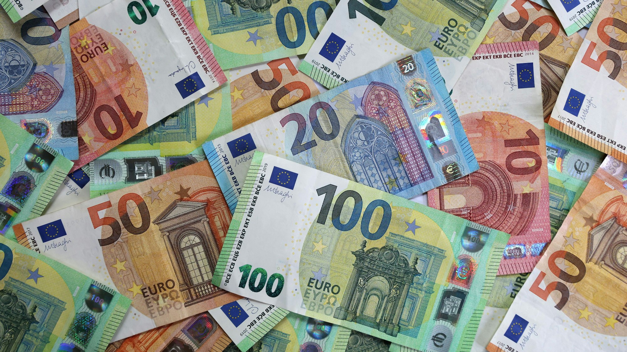 Das Symbolfoto zeigt verschiedene Euro-Geldscheine.