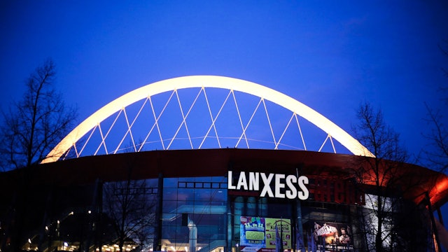 Die beleuchtete Lanxess-Arena in Köln. (Archivbild)