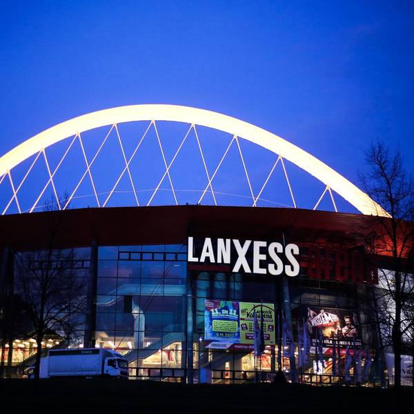 Die beleuchtete Lanxess-Arena in Köln. (Archivbild)