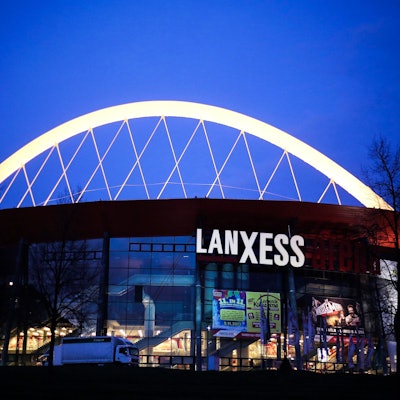 Die beleuchtete Lanxess-Arena in Köln. (Archivbild)