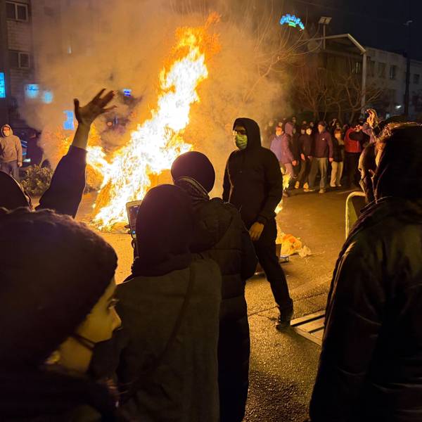 Teheran: Dieses am 9. Januar aufgenommene und am 13. Januar via AP zur Verfügung gestellte Foto soll Iraner bei einem Protest gegen die Regierung in Teheran zeigen.