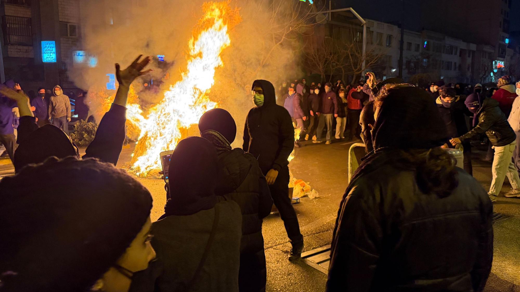 Teheran: Dieses am 9. Januar aufgenommene und am 13. Januar via AP zur Verfügung gestellte Foto soll Iraner bei einem Protest gegen die Regierung in Teheran zeigen.