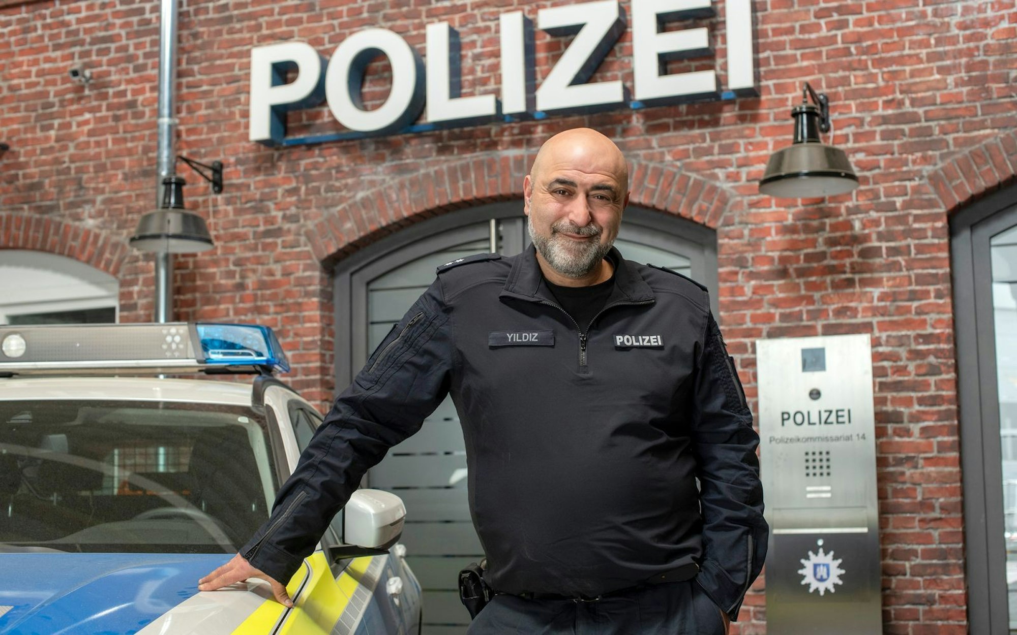 Özgür Karadeniz stößt in den neuen Folgen zum „Großstadtrevier“-Team hinzu. (Bild: ARD/Thorsten Jander)