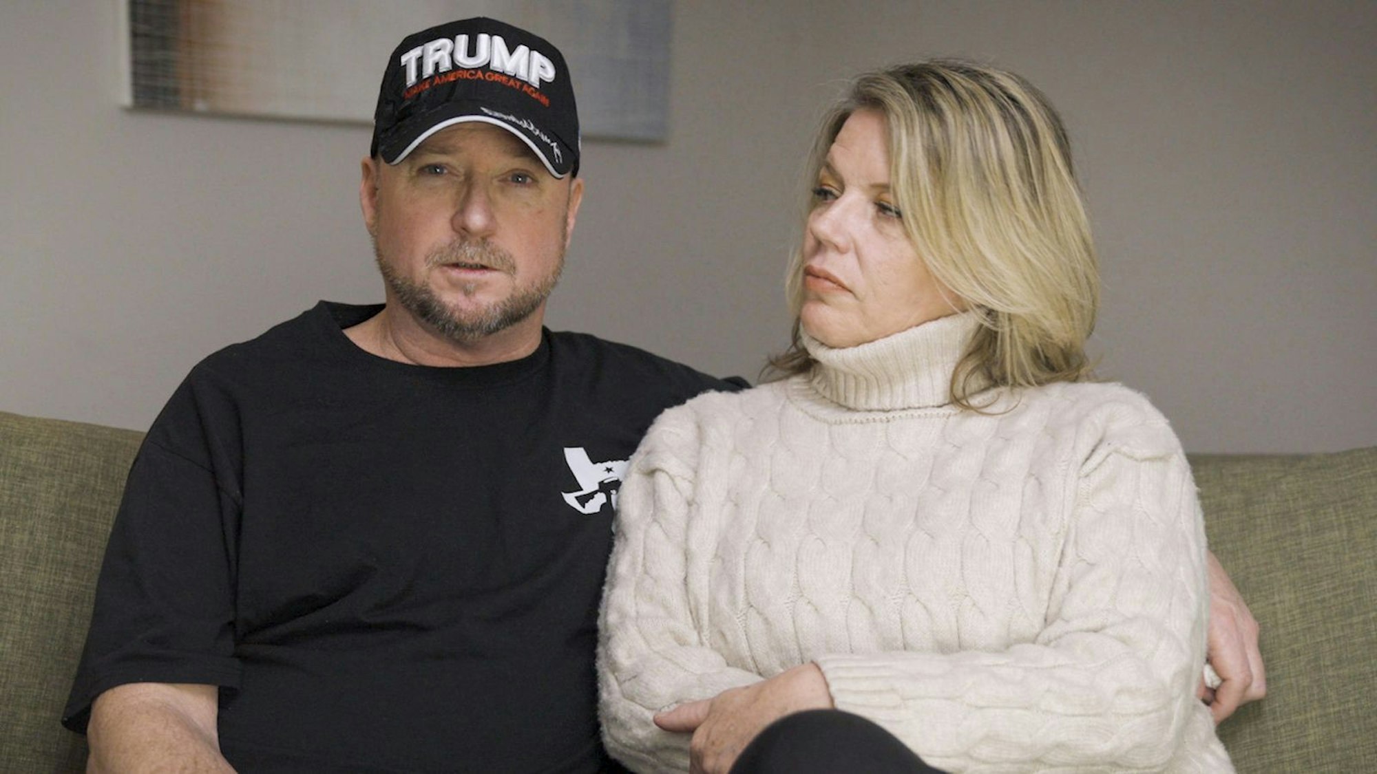 Guy Reffitt mit seiner Frau Nicole, die sich seiner politischen Radikalisierung angeschlossen hat. „Guy hat sich verliebt“, so sagt sie - und meint damit Trump.
(Bild: ARTE / DR TV)