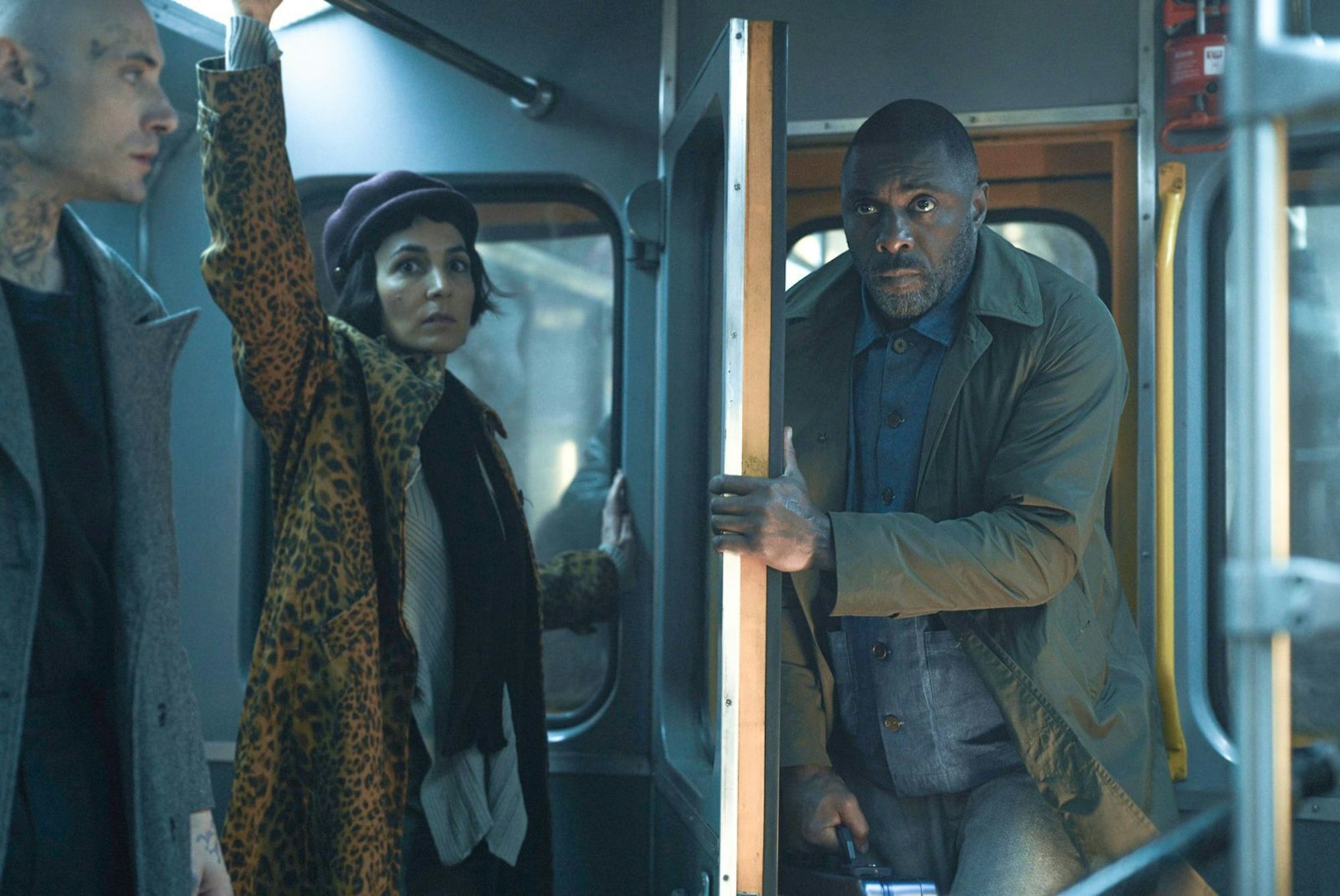 Sam Nelson (Idris Elba) versucht alles, um die Passagier der U5 nach Höhow zu retten. (Bild: © Apple TV / Kevin Baker)
