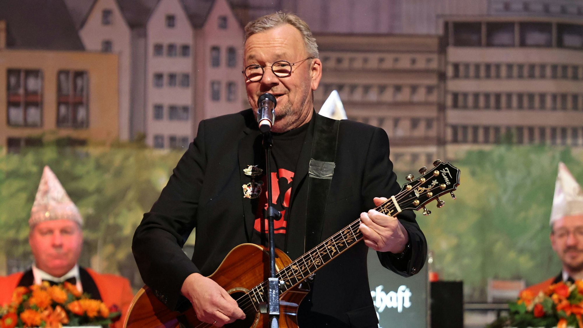 Bernd Stelter steht beim Auftritt auf der Bühne.
