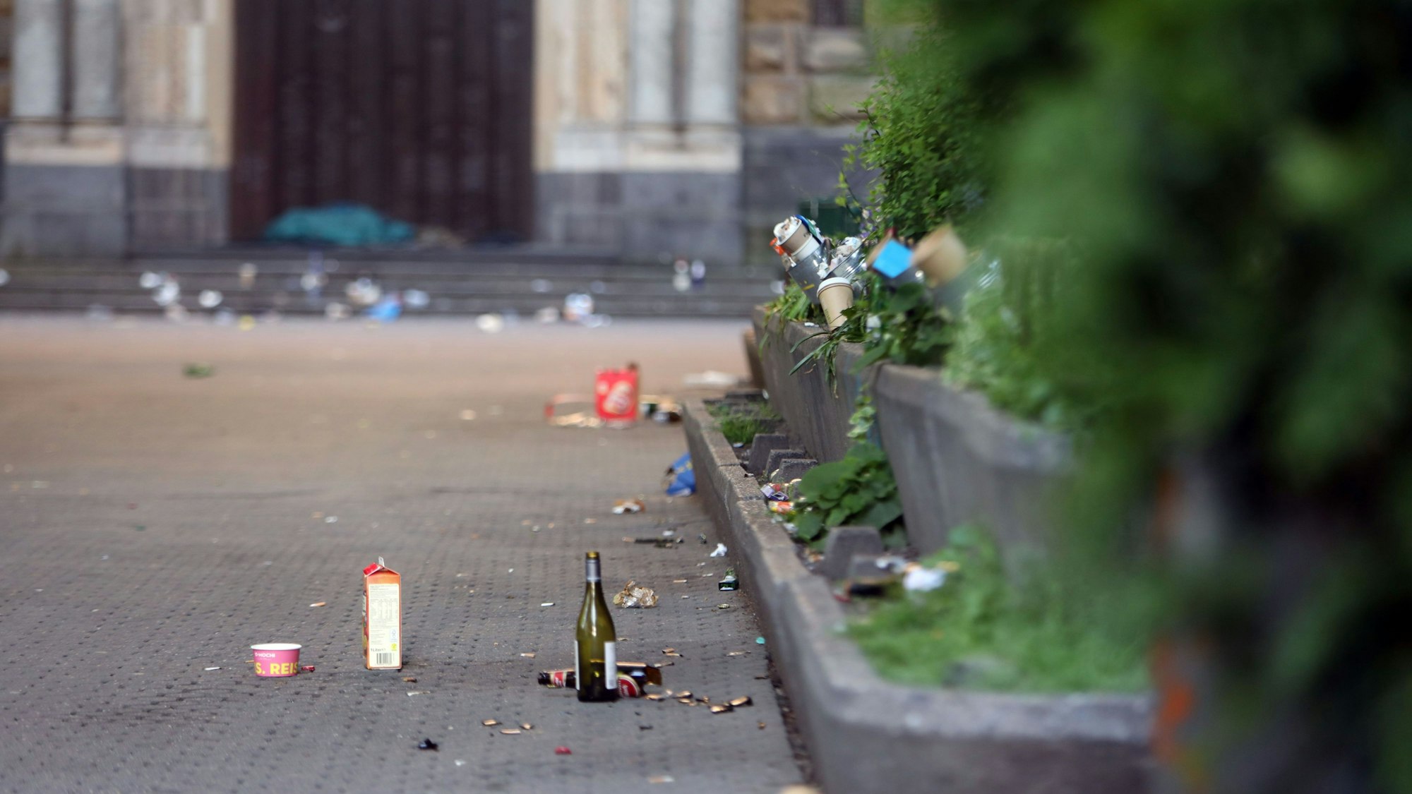 Die Überreste einer Partynacht auf dem Brüsseler Platz. (Archivbild)
