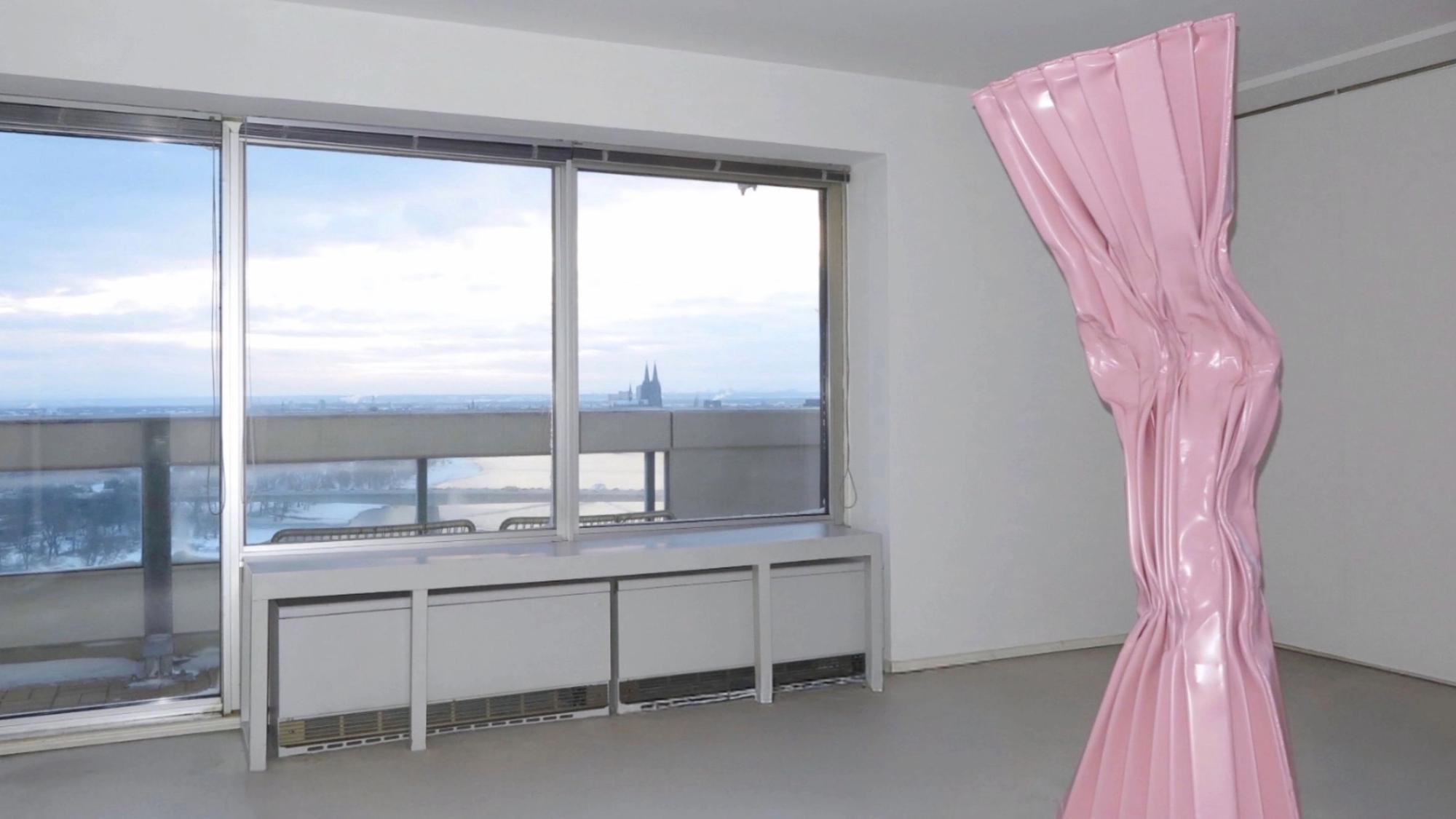 Eine rosafarbene Skulptur steht in einer Wohnung mit Domblick.