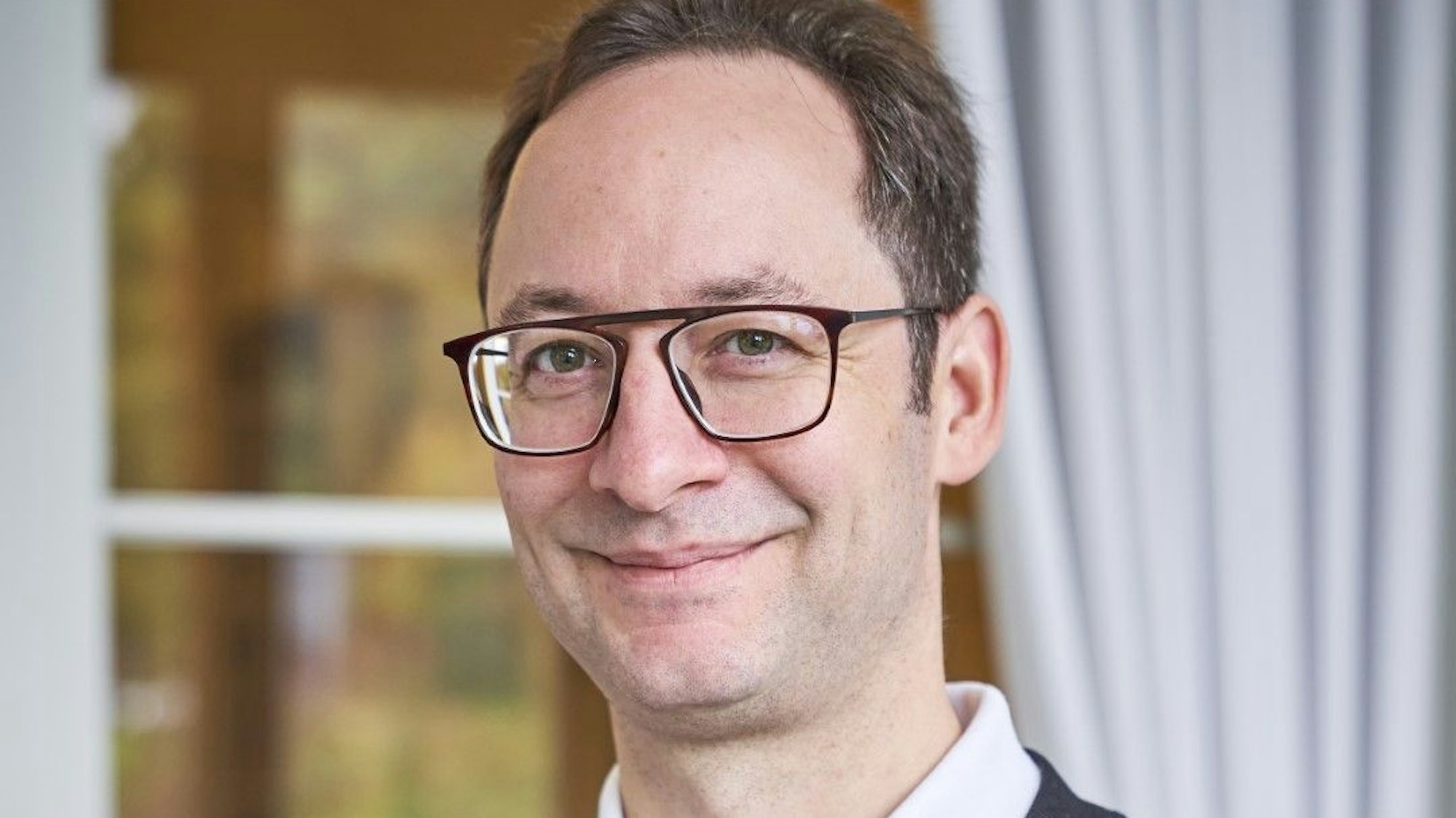 Andreas Hempel lächelt in die Kamera.