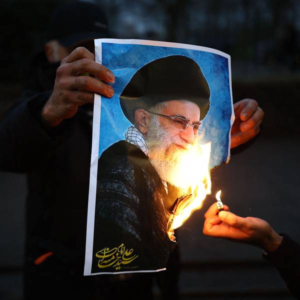 Protestierende zünden vor der iranischen Botschaft in London ein Bild von Ajatollah Ali Chamenei an. Der oberste Führer des Irans soll laut einem Bericht die Tötung tausender Menschen angeordnet haben. (Archivbild)
