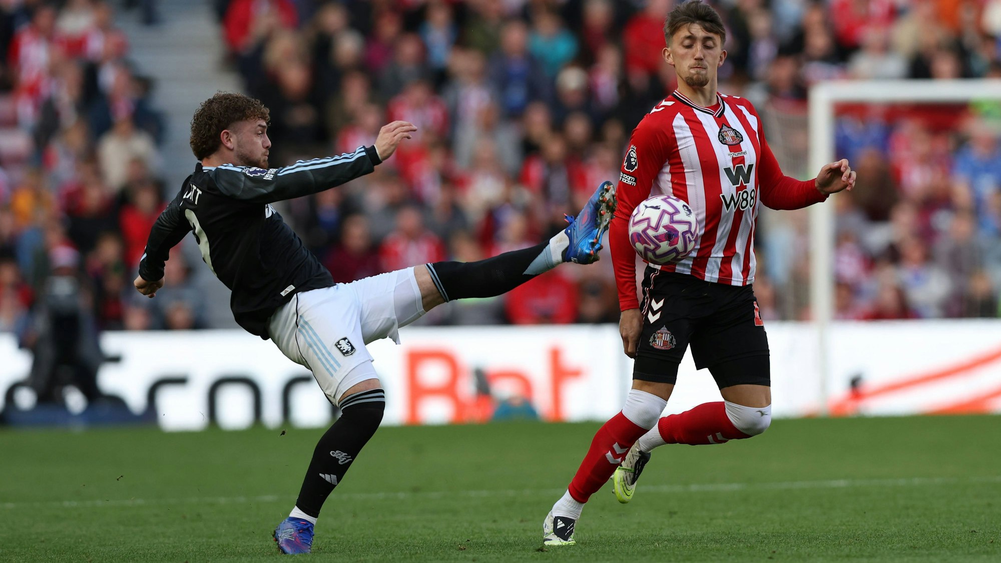 Dan Neil (r.) kämpft mit Harvey Elliot um den Ball.