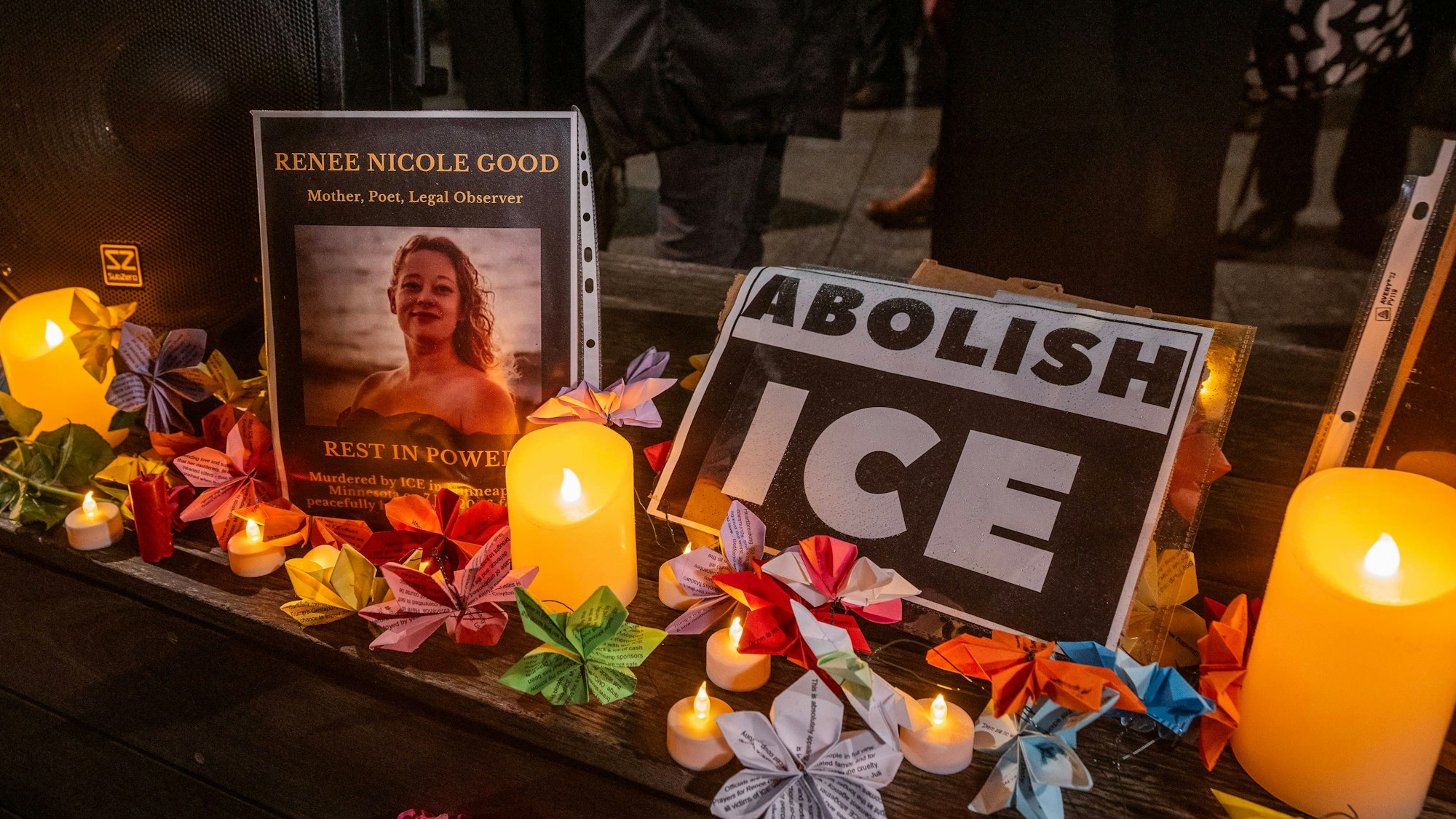 Vor der US-Botschaft in London wurden Kerzen angezündet, um Renee Nicole Good zu gedenken, die in den USA von ICE-Beamten erschossen wurde.