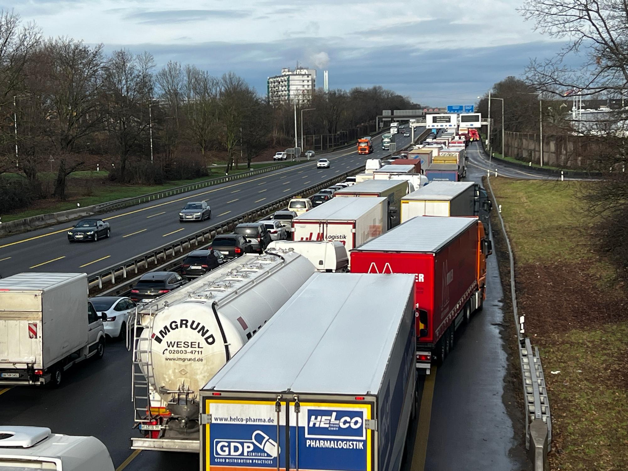 Unfall auf der A3, ein Lkw fährt in einen Polizeiwagen, der einen liegengebliebenen Lkw gesichert hat. Bild: Ralf Krieger