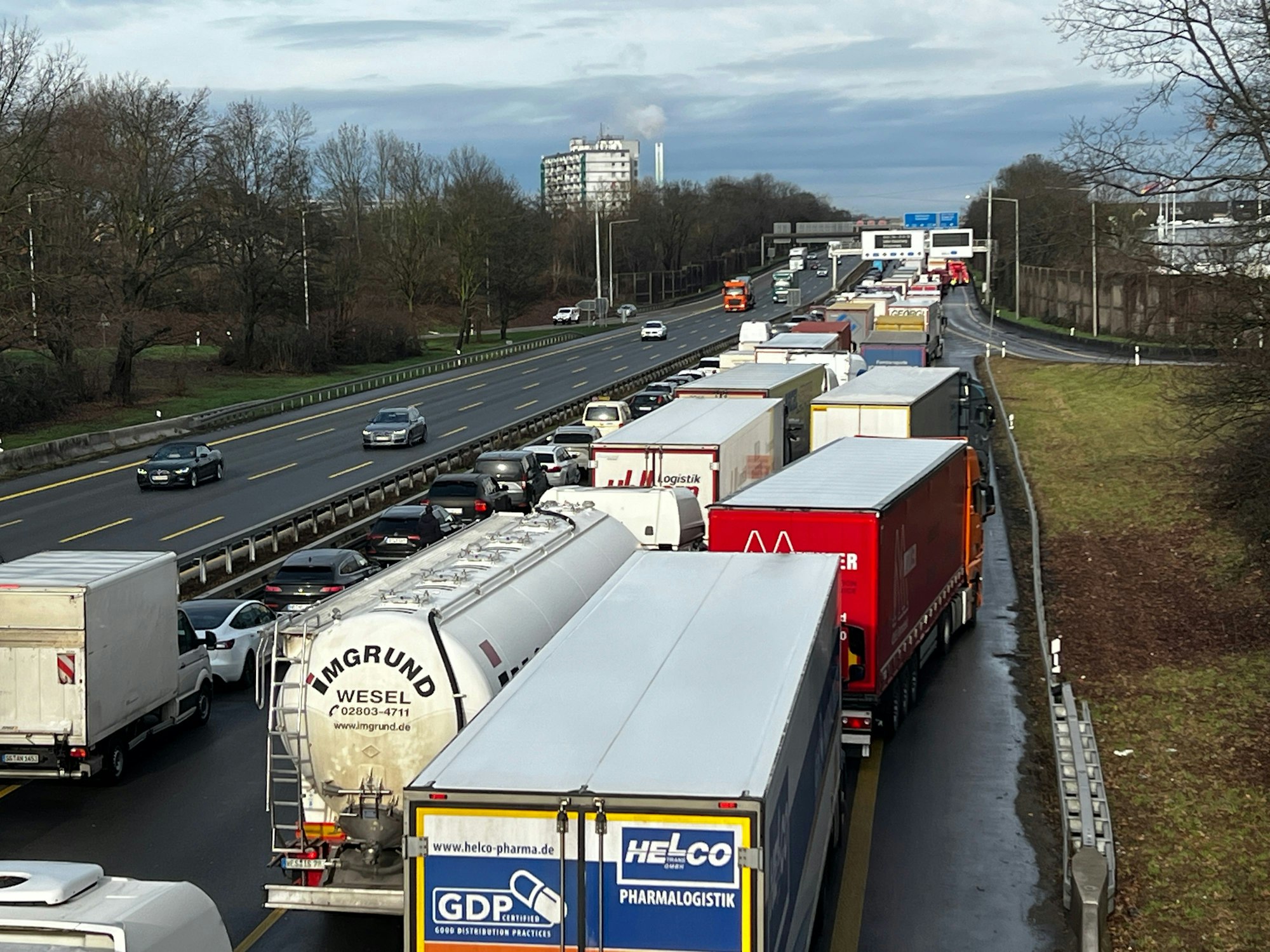 Unfall auf der A3, ein Lkw fährt in einen Polizeiwagen, der einen liegengebliebenen Lkw gesichert hat. Bild: Ralf Krieger