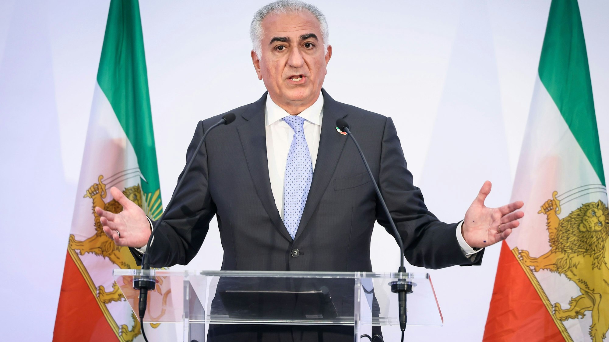Reza Pahlavi, der Sohn des gestürzten iranischen Schahs Mohammad Reza Pahlavi, spricht während einer Pressekonferenz. (Archivbild)