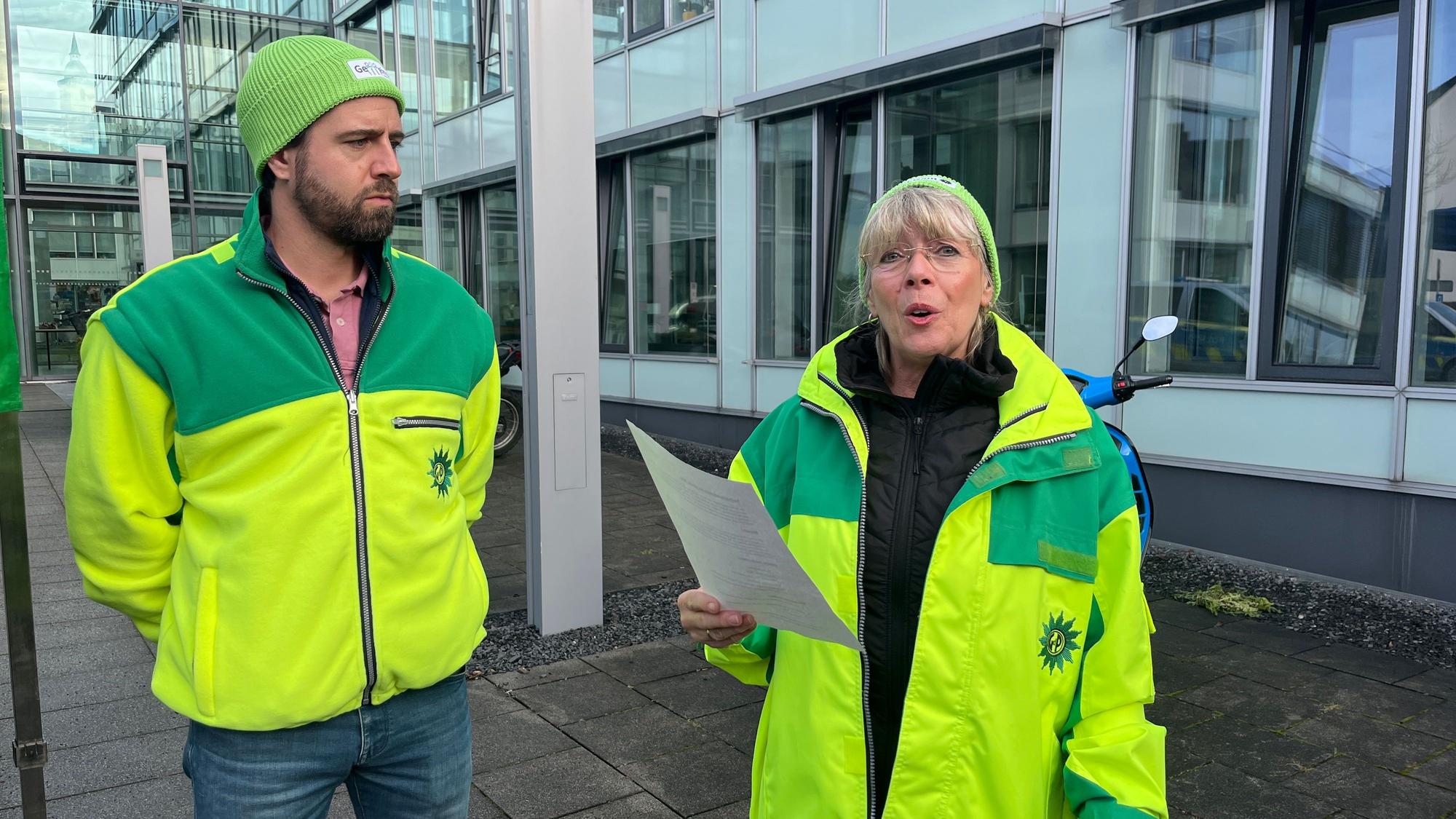 Bernhard Göbel (l.),Personalratsvorsitzender, und Alexandra Madronte, stellvertretende Personalratsvorsitzende, informierten ihre Kolleginnen und Kollegen.
