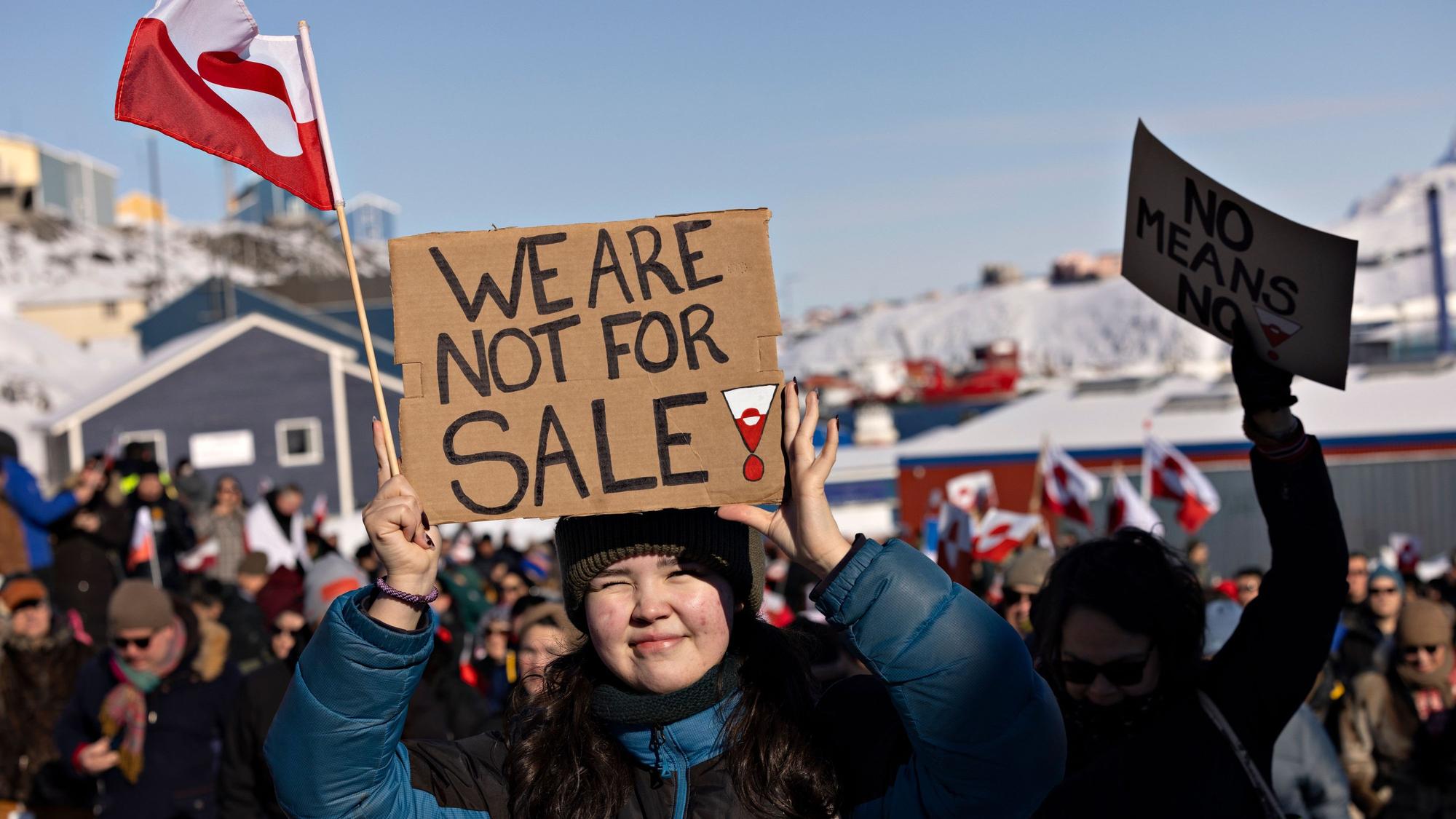 Menschen nehmen in Nuuk an einem Marsch teil, der vor dem US-Konsulat unter dem Motto „Grönland gehört dem grönländischen Volk“ endet. Auf einem Plakat steht geschrieben „We are not for sale!“. Schon vor Monaten protestierten Menschen in Grönland gegen Pläne der USA für die Insel. (Archivbild)