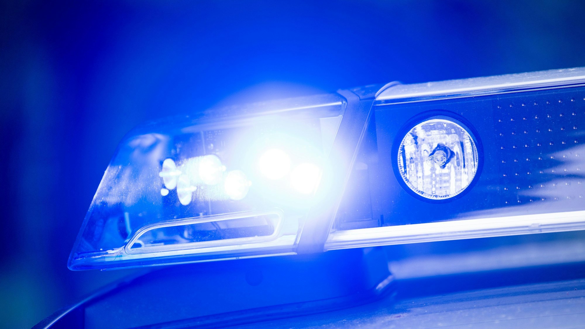 Ein Blaulicht leuchtet an einer Polizeistreife.