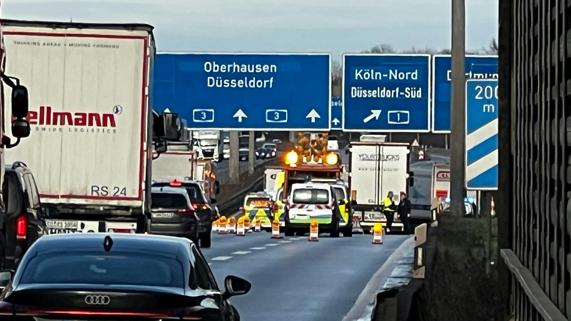 Wie lange die Unfallaufnahme noch dauert, ist unklar.