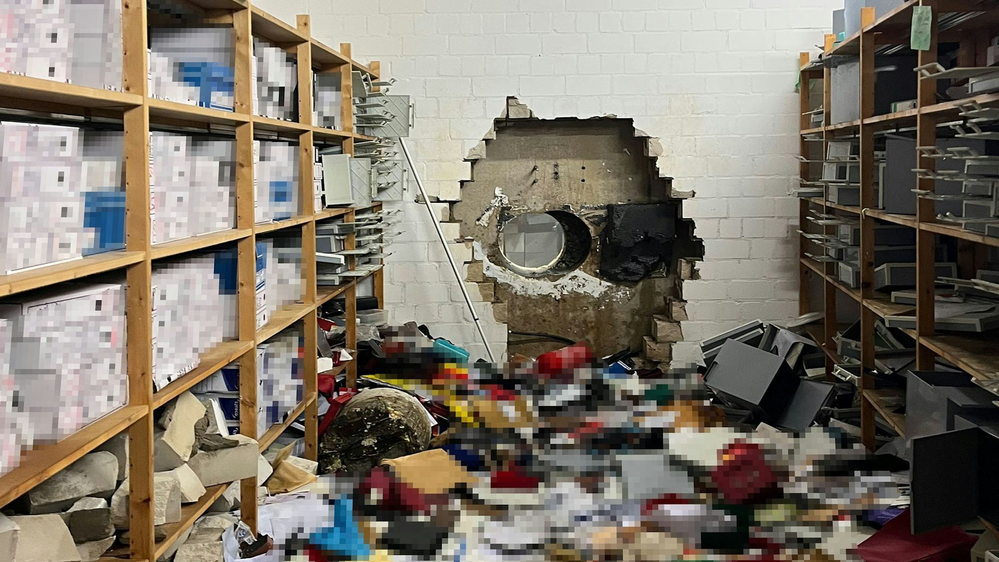 Durch ein großes Loch in der Wand waren die Täter in den Tresorraum gelangt. (Archivbild)
