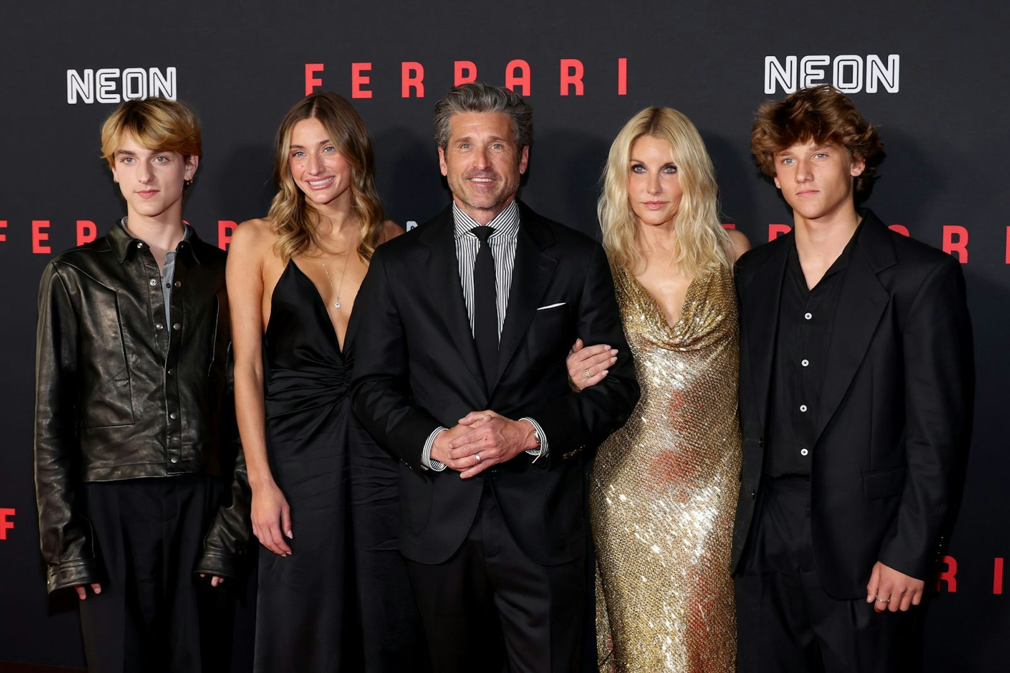 Stolzer Familienvater: Zur „Ferrari“-Premiere 2023 brachte Patrick Dempsey (Mitte) seine ganz Familie mit - die Zwillinge Sullivan (links) und Darby (rechts), seine Tochter Talula (zweite von links) und seine Ehefrau Jillian Fink. (Bild: Amy Sussman/Getty Images)
