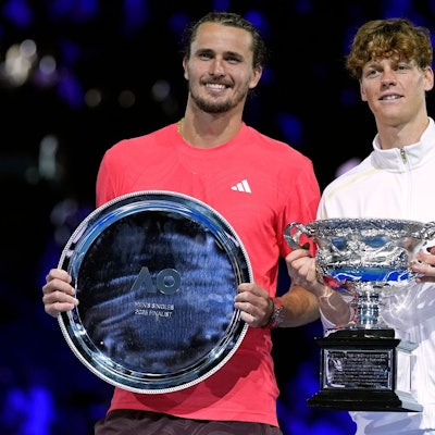 2025 gewann Jannik Sinner (r.) im Finale von Melbourne gegen Alexander Zverev. (Archivbild)