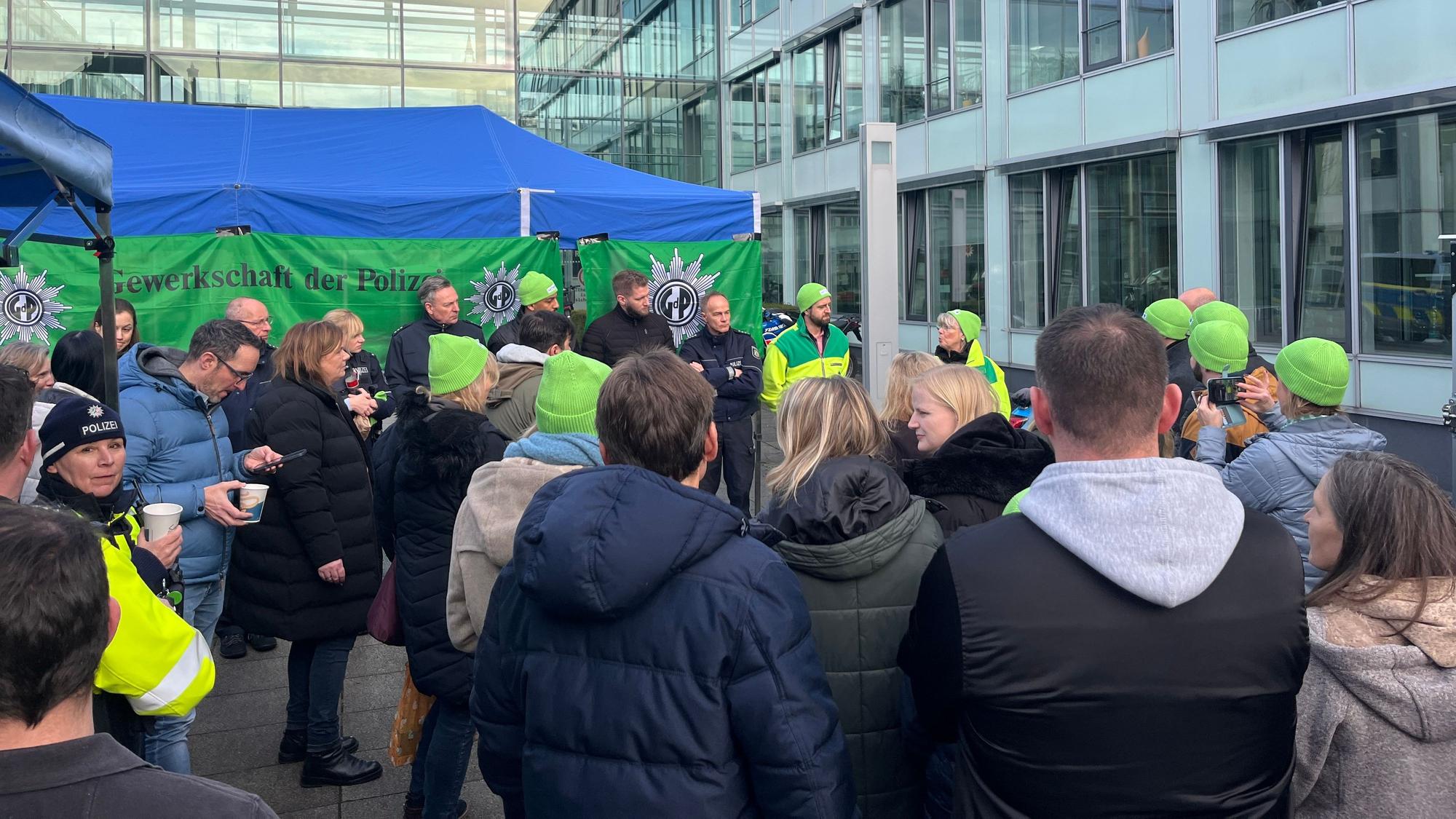 Beschäftigte und Beamte der Polizei in Siegburg trafen sich zur „aktiven Mittagspause“ vor der Wache.