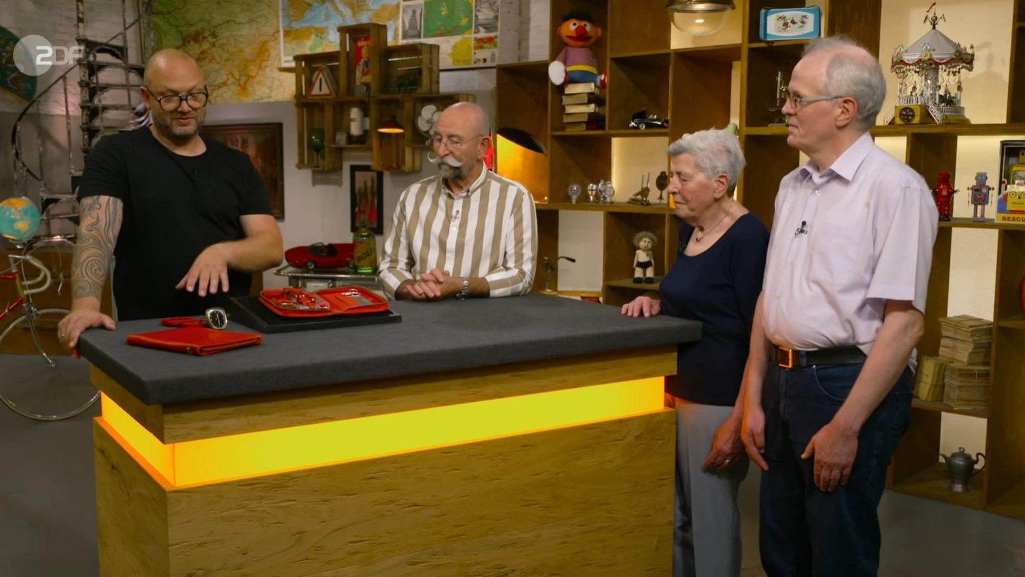 Die Leverkusenerin Karin Schirmacher und ihr Sohn (r.) mit Horst Lichter (M.) und Experte Sven Deutschmanek (l.) bei „Bares für Rares“.