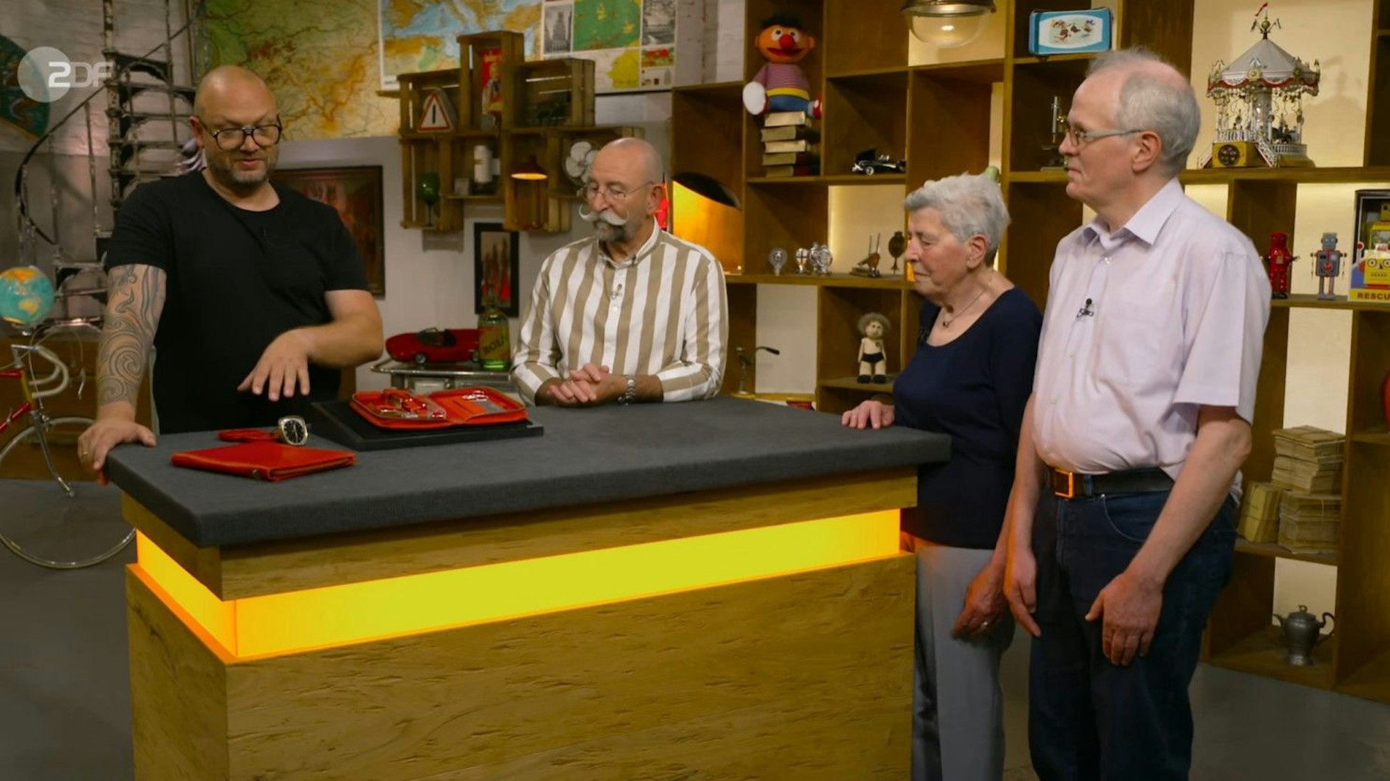 Die Leverkusenerin Karin Schirmacher und ihr Sohn (r.) mit Horst Lichter (M.) und Experte Sven Deutschmanek (l.) bei „Bares für Rares“.