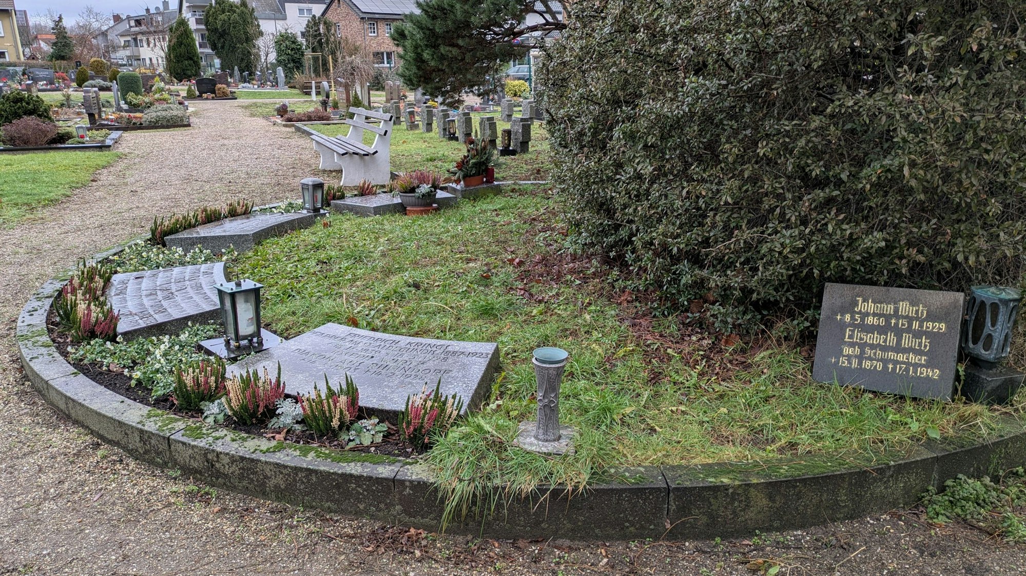 Grabsteine auf dem Rheindorfer Friedhof