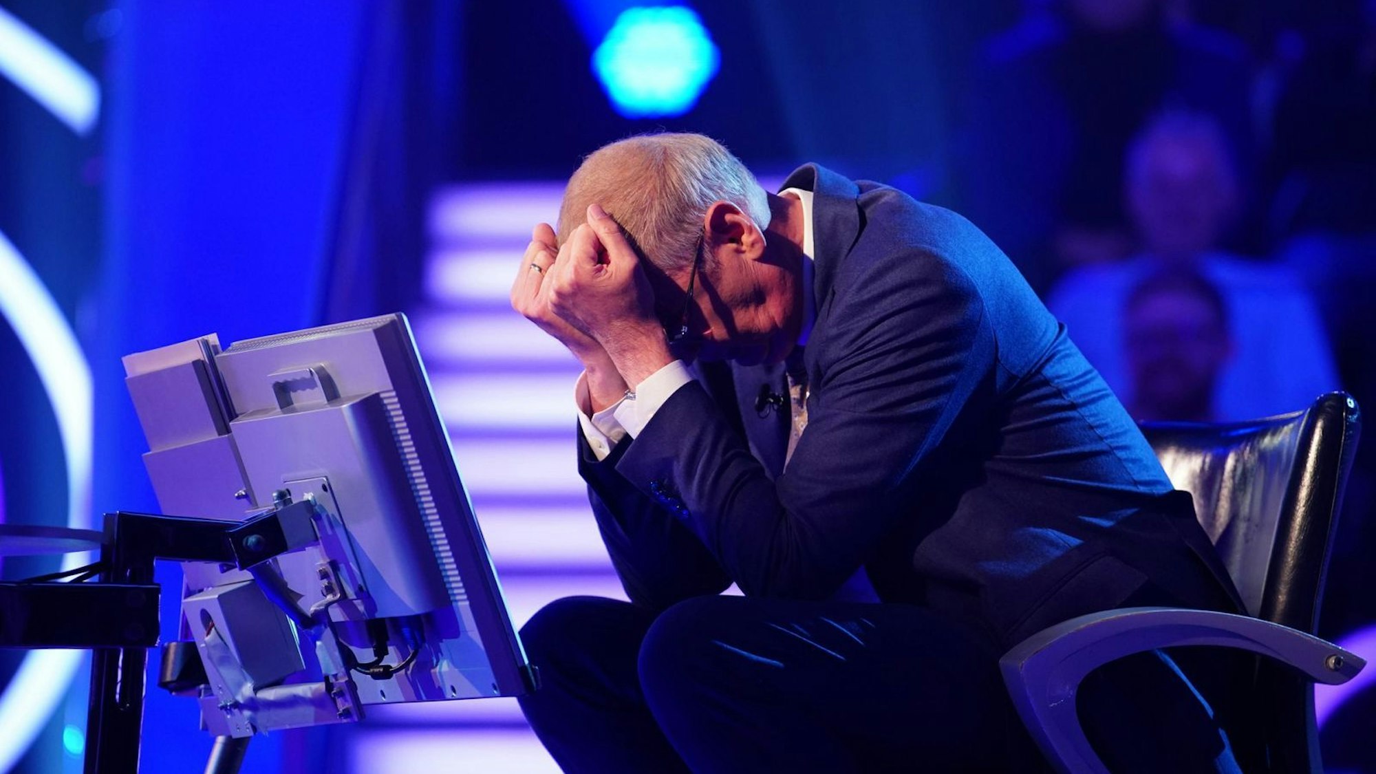 Günther Jauch verzweifelte am Montagabend ob der Pannenserie. An den meisten davon war er beteiligt. (Bild: RTL / Stefan Gregorowius)