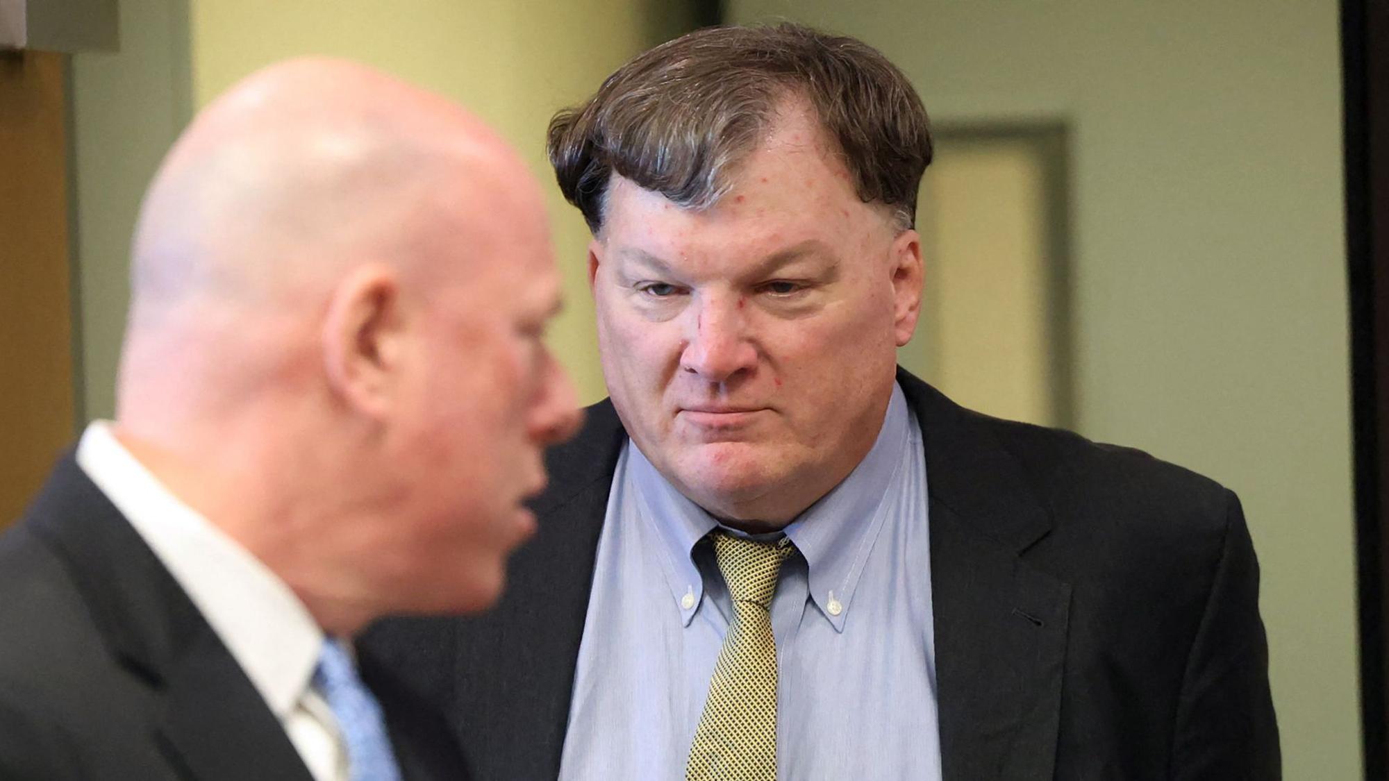 Der mutmaßliche Gilgo-Serienmörder Rex Heuermann erscheint zu einer Anhörung vor Richter Tim Mazzei im Suffolk County Court. Begleitet wird er von seinem Anwalt Michael J. Brown.