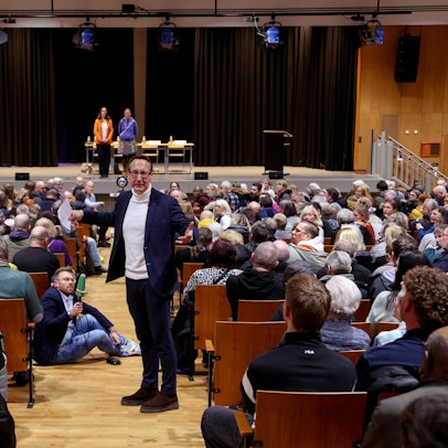 12.01.2026, Köln: Andreas Zittlau, Vorstandsvorsitzender der IG Pantaleonsviertel, spricht bei der Anwohnerversammlung der IG Pantaleonsviertel zum Thema ‚Widerstand gegen geplantes Drogenkonsumzentrum im Wohnviertel‘ in der Aula des Berufskollegs am Perlengraben in Köln. Foto: Thilo Schmülgen