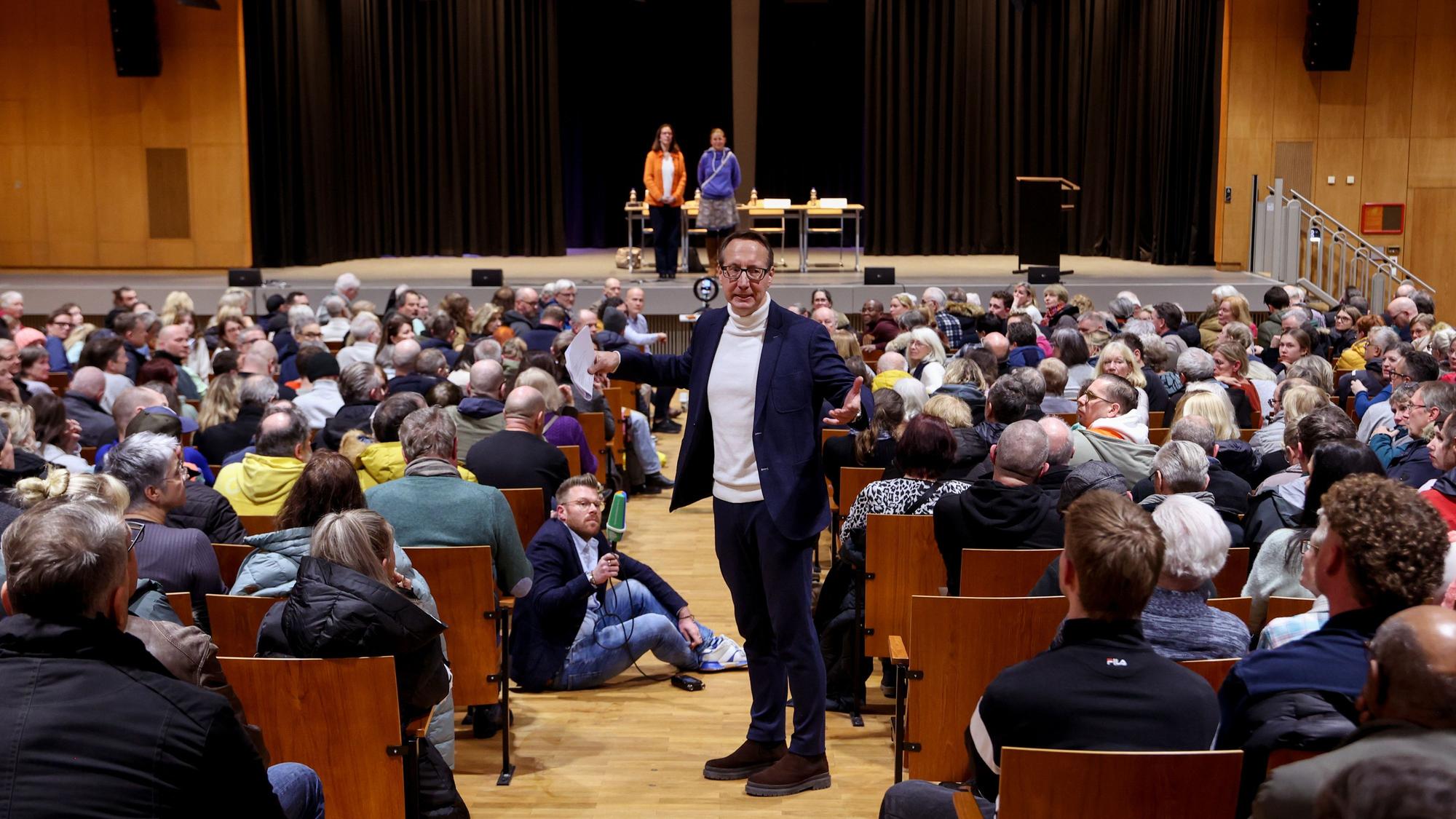 12.01.2026, Köln: Andreas Zittlau, Vorstandsvorsitzender der IG Pantaleonsviertel, spricht bei der Anwohnerversammlung der IG Pantaleonsviertel zum Thema ‚Widerstand gegen geplantes Drogenkonsumzentrum im Wohnviertel‘ in der Aula des Berufskollegs am Perlengraben in Köln. Foto: Thilo Schmülgen