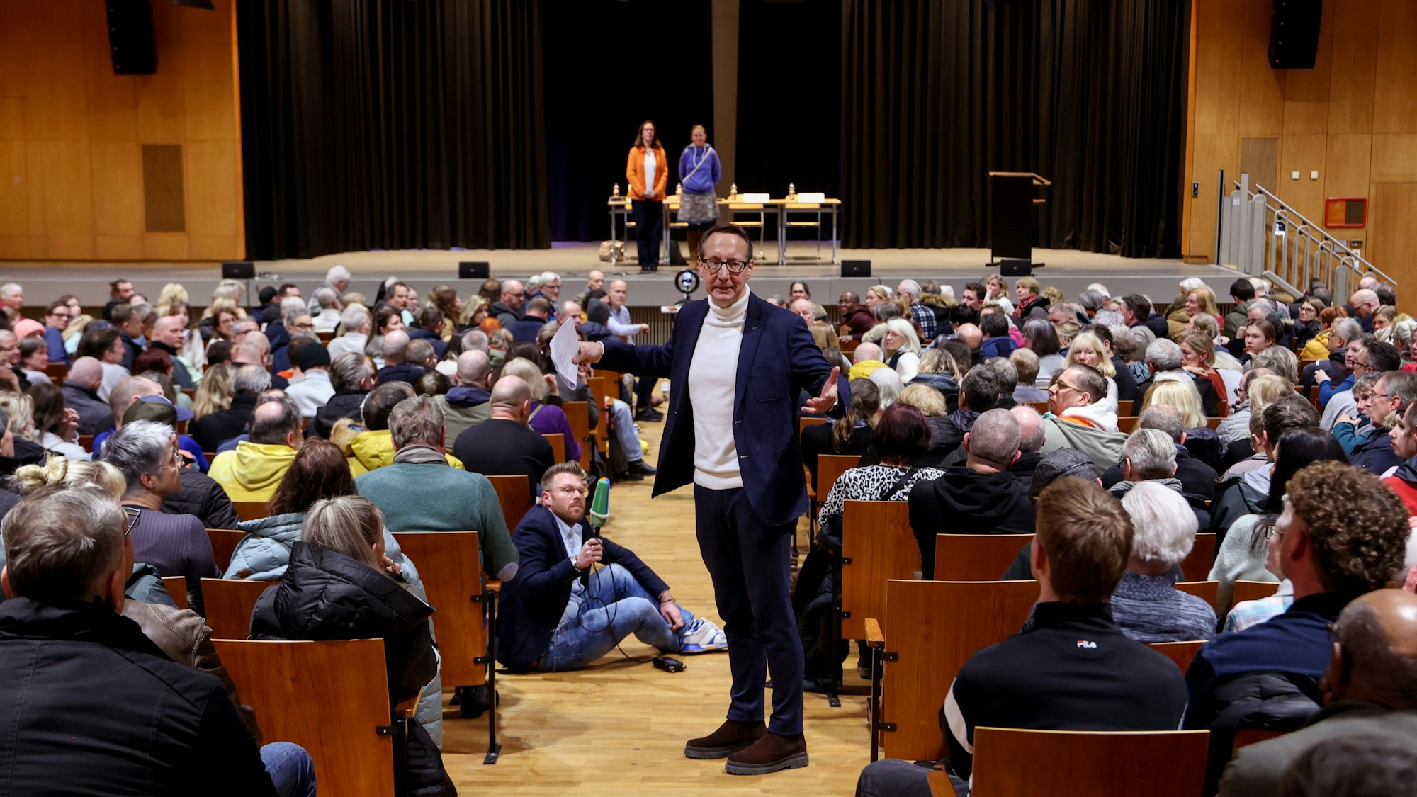 12.01.2026, Köln: Andreas Zittlau, Vorstandsvorsitzender der IG Pantaleonsviertel, spricht bei der Anwohnerversammlung der IG Pantaleonsviertel zum Thema ‚Widerstand gegen geplantes Drogenkonsumzentrum im Wohnviertel‘ in der Aula des Berufskollegs am Perlengraben in Köln. Foto: Thilo Schmülgen
