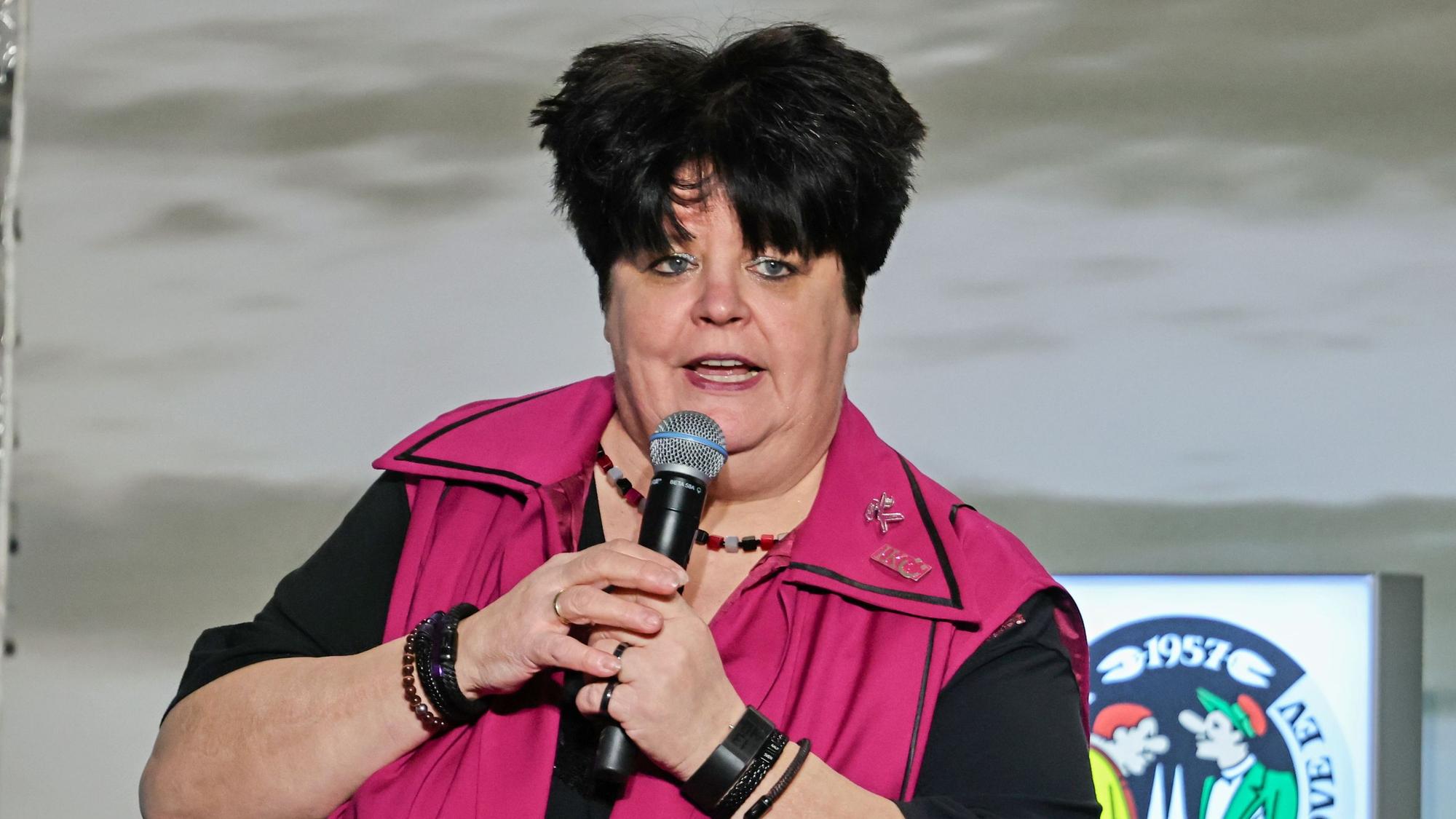 Ingrid Kühne steht bei ihrem Auftritt auf der Bühne.