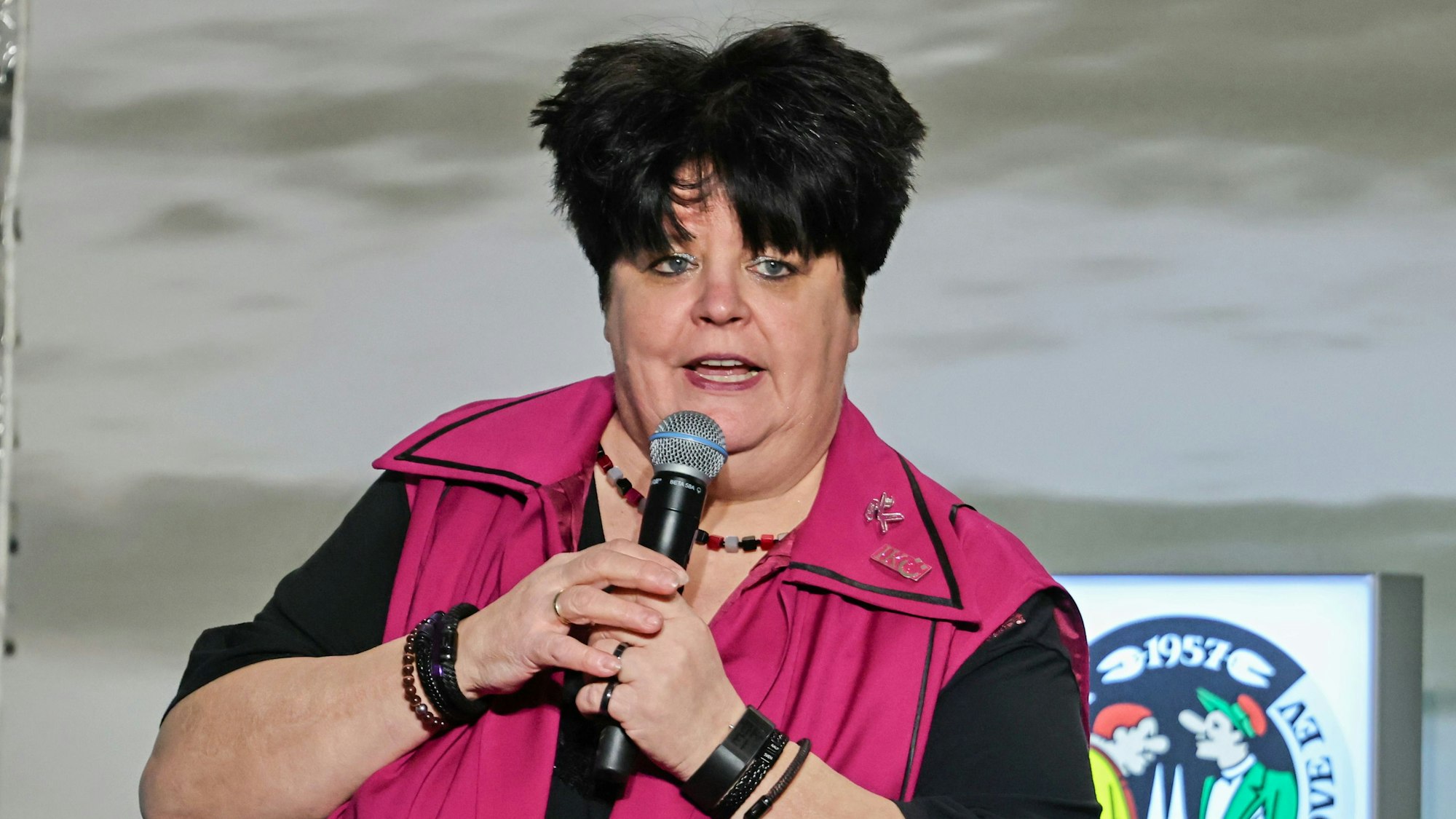 Ingrid Kühne steht bei ihrem Auftritt auf der Bühne.