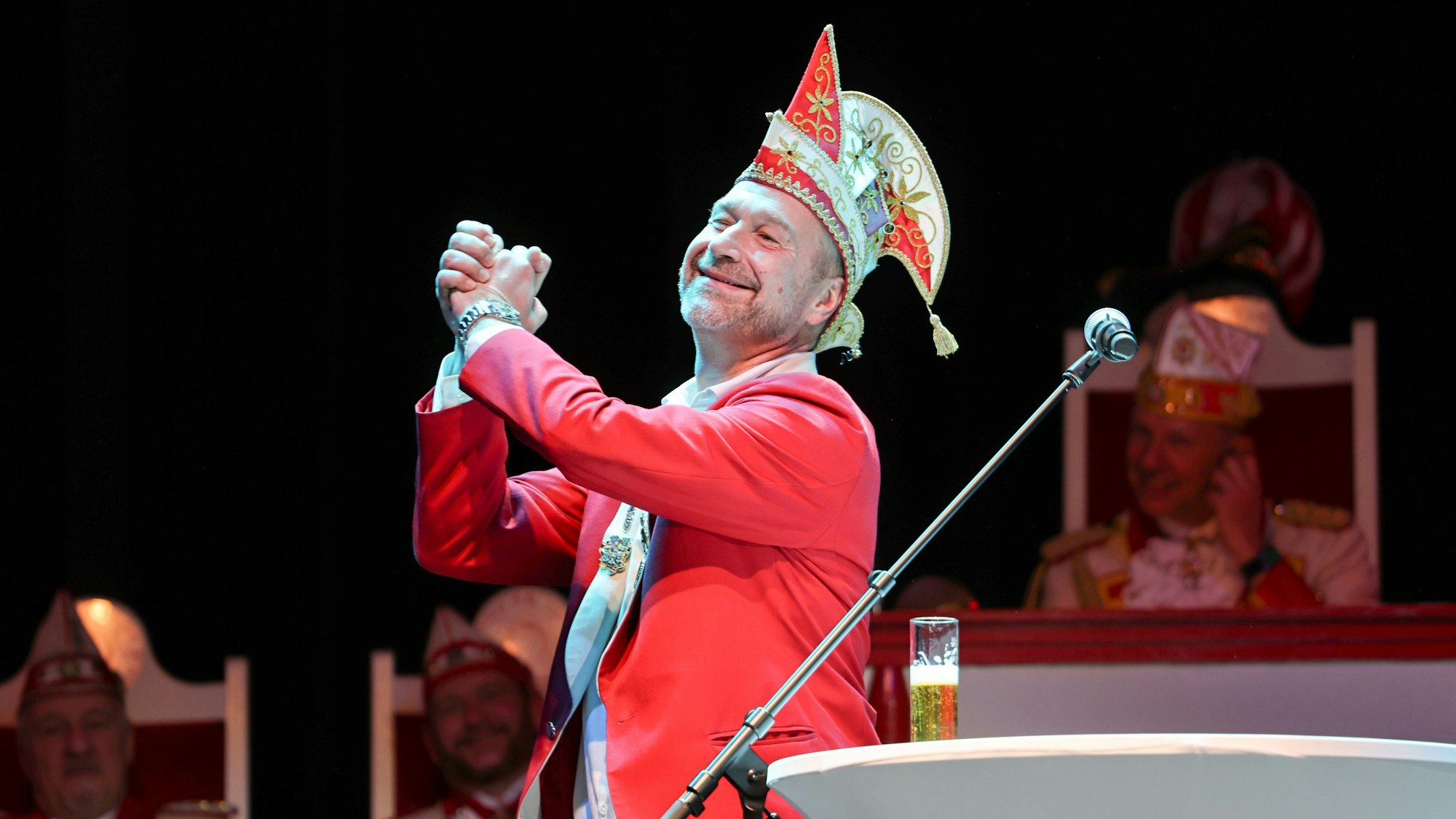 Volker Weininger beim Auftritt auf der Bühne.