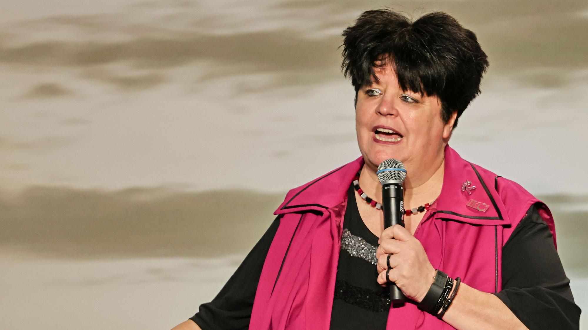 Ingrid Kühne steht beim Auftritt auf der Bühne.