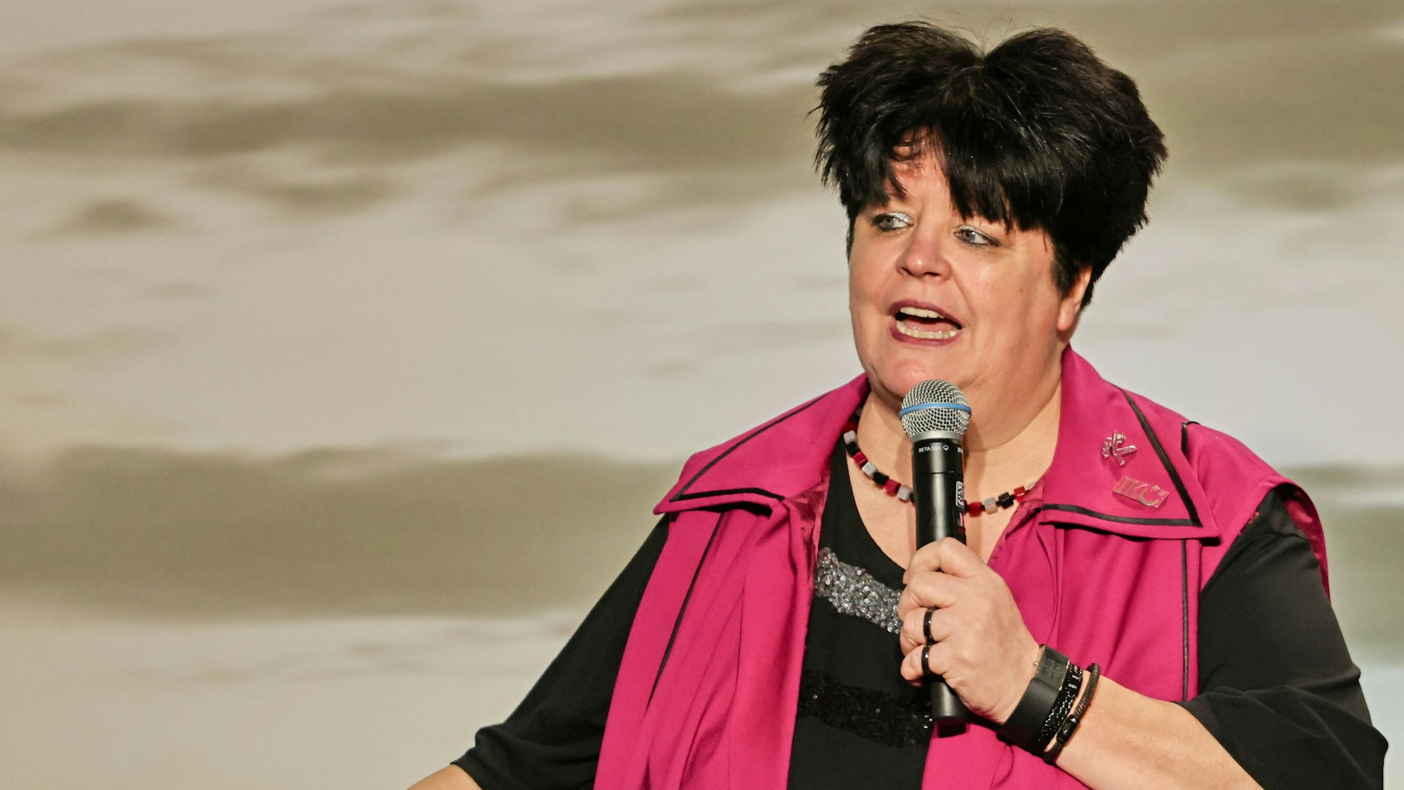 Ingrid Kühne steht beim Auftritt auf der Bühne.