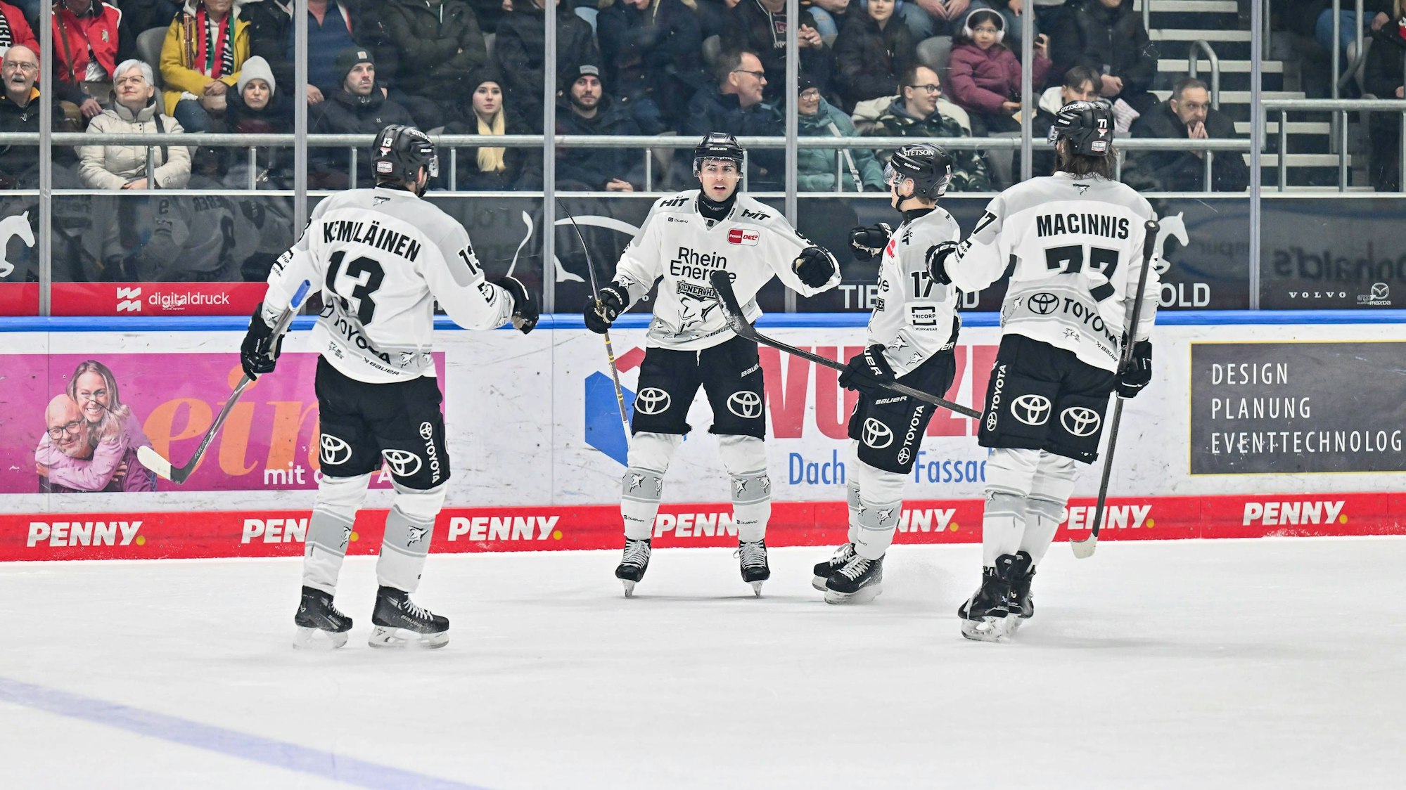 Penny DEL Augsburger Panther - Kölner Haie, 11.01.2026 AUGSBURG, GERMANY - 11. JANUARY: Jubel der Haie nach dem Treffer zum 1-1 Ausgleich durch Maximilian KAMMERER Kölner Haie 9 / Tor / Torschuetze / Freude / Happy während dem Match zwischen den Augsburger Panthern und den Kölner Haien am 39. Spieltag der penny DEL im Curt Frenzel Stadion *** Penny DEL Augsburger Panther Kölner Haie, 11 01 2026 AUGSBURG, GERMANY 11 JANUARY Sharks cheer after Maximilian KAMMERER Kölner Haie 9 Tor Torschuetze Freude Happy during the match between the Augsburger Panther and the Kölner Haie on matchday 39 of the penny DEL at Curt Frenzel Stadion Copyright: xBEAUTIFULxSPORTS/Goldbergx