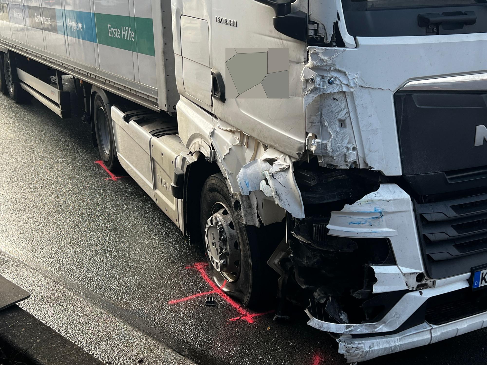 Unfall auf der A3, ein Lkw fährt in einen Polizeiwagen, der einen liegengebliebenen Lkw gesichert hat. Bild: Ralf Krieger