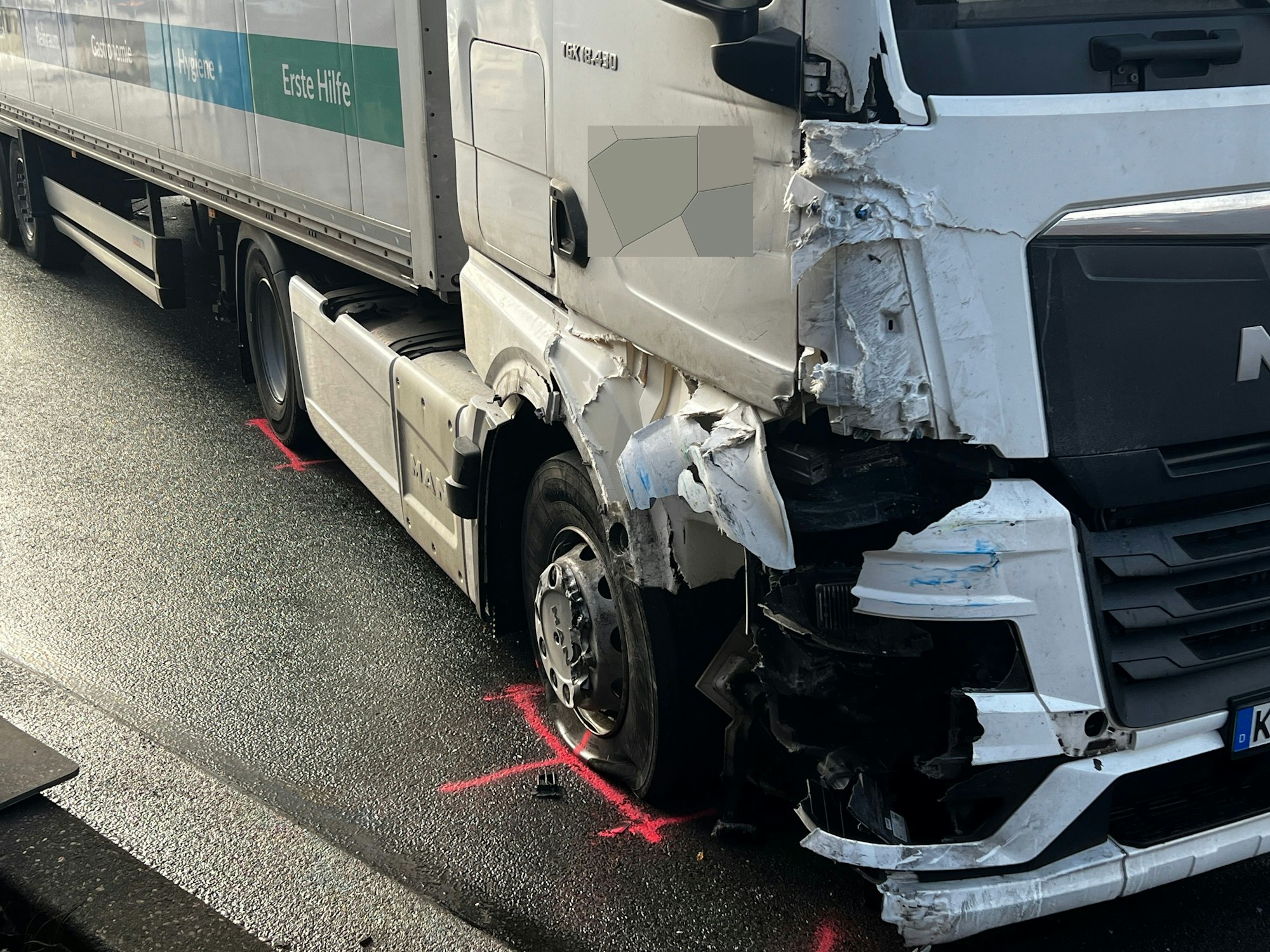 Unfall auf der A3, ein Lkw fährt in einen Polizeiwagen, der einen liegengebliebenen Lkw gesichert hat. Bild: Ralf Krieger