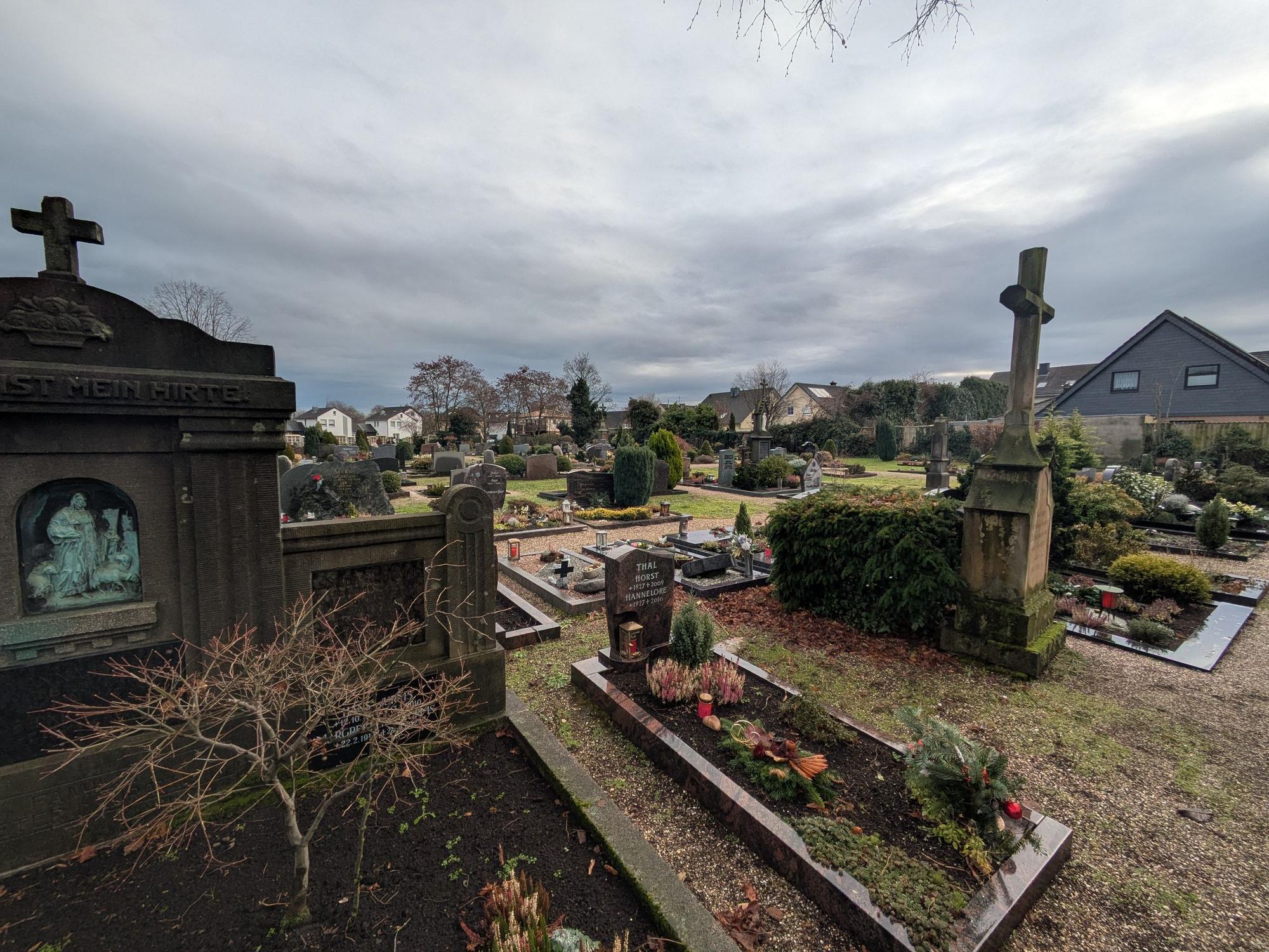 Der katholische Friedhof in Rheindorf