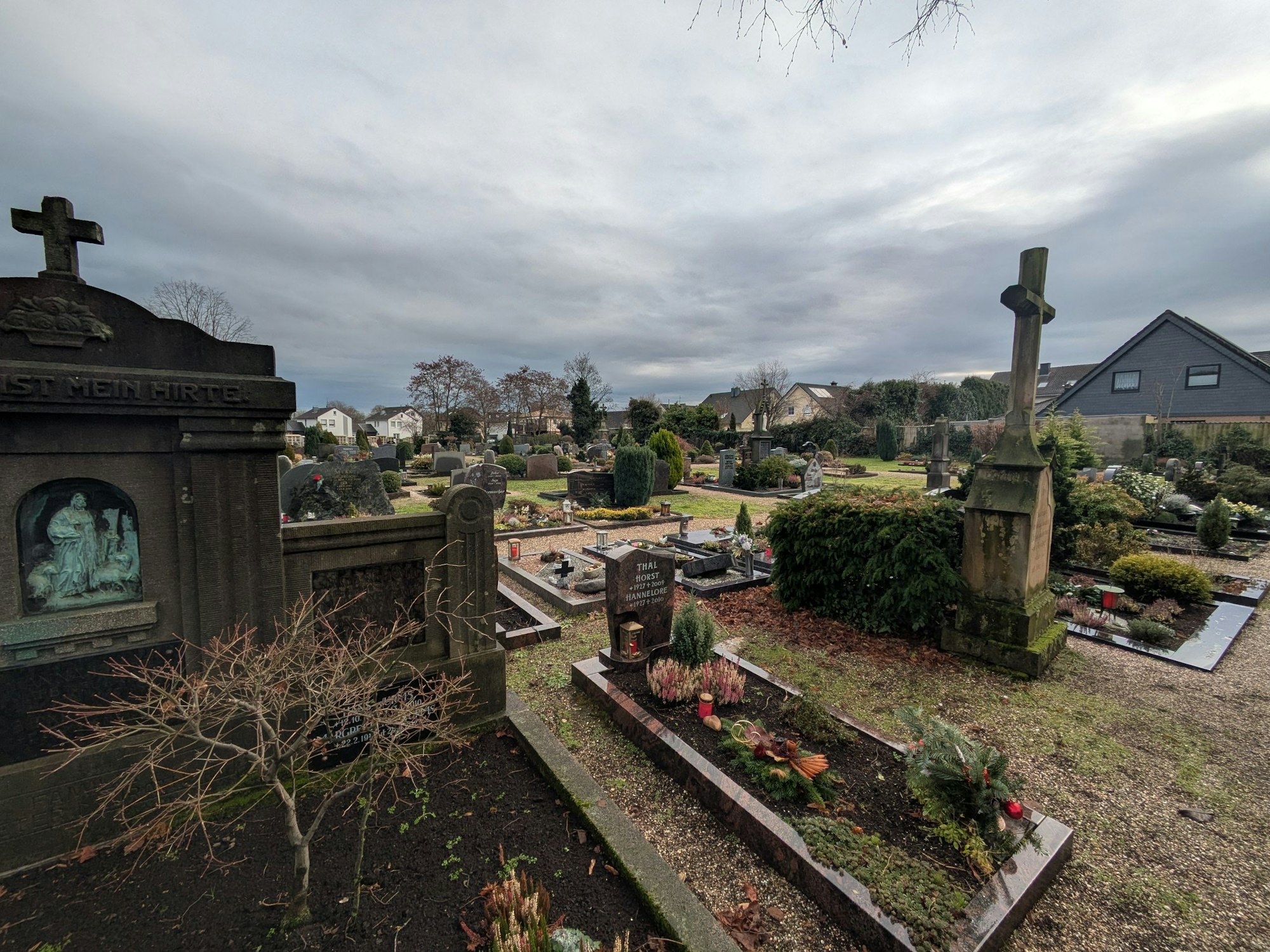 Der katholische Friedhof in Rheindorf